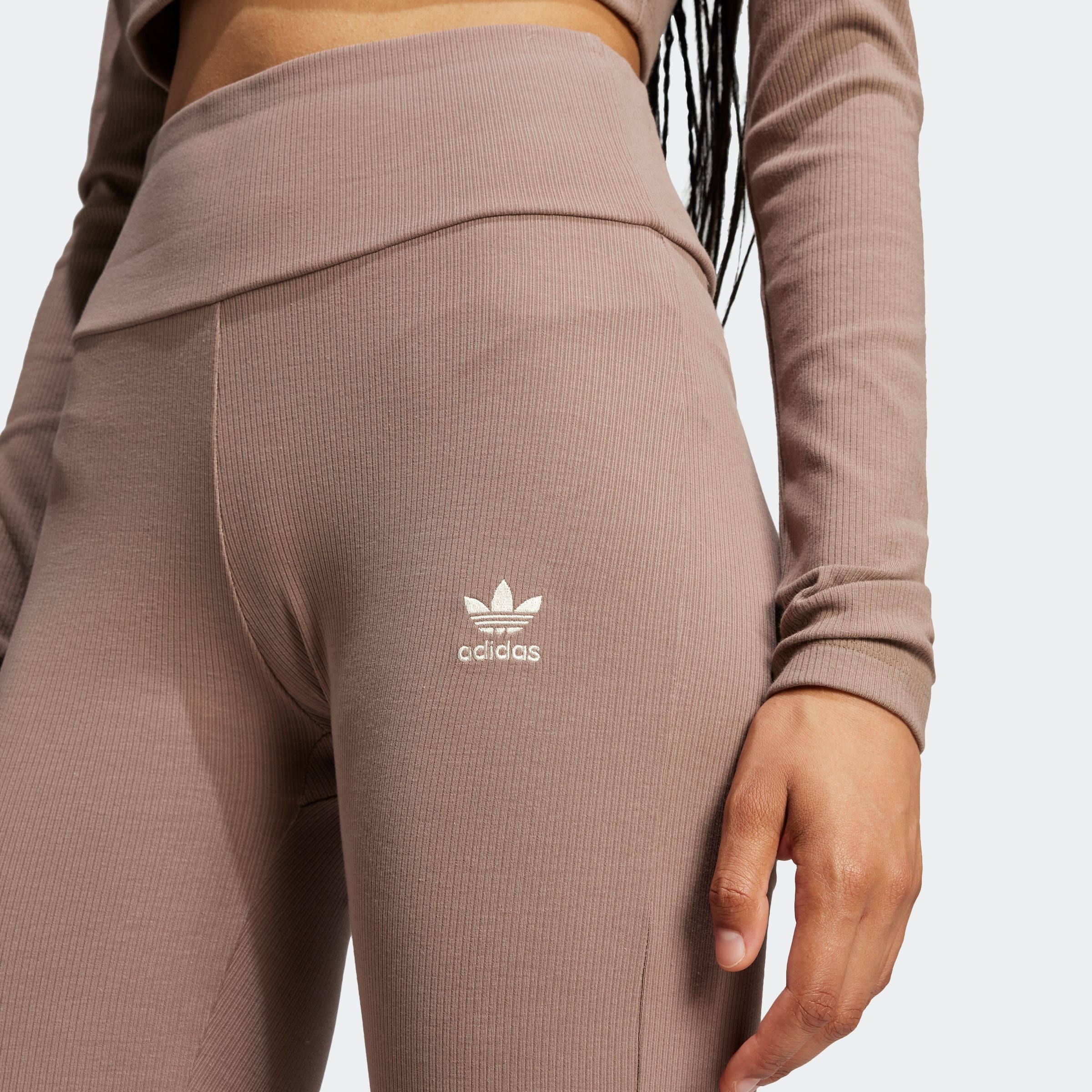 adidas Originals Leggings »ESS FL LEGGINGS«, (1 tlg.), mit ausgestelltem Bein und Ripp Optik, hoher Bund