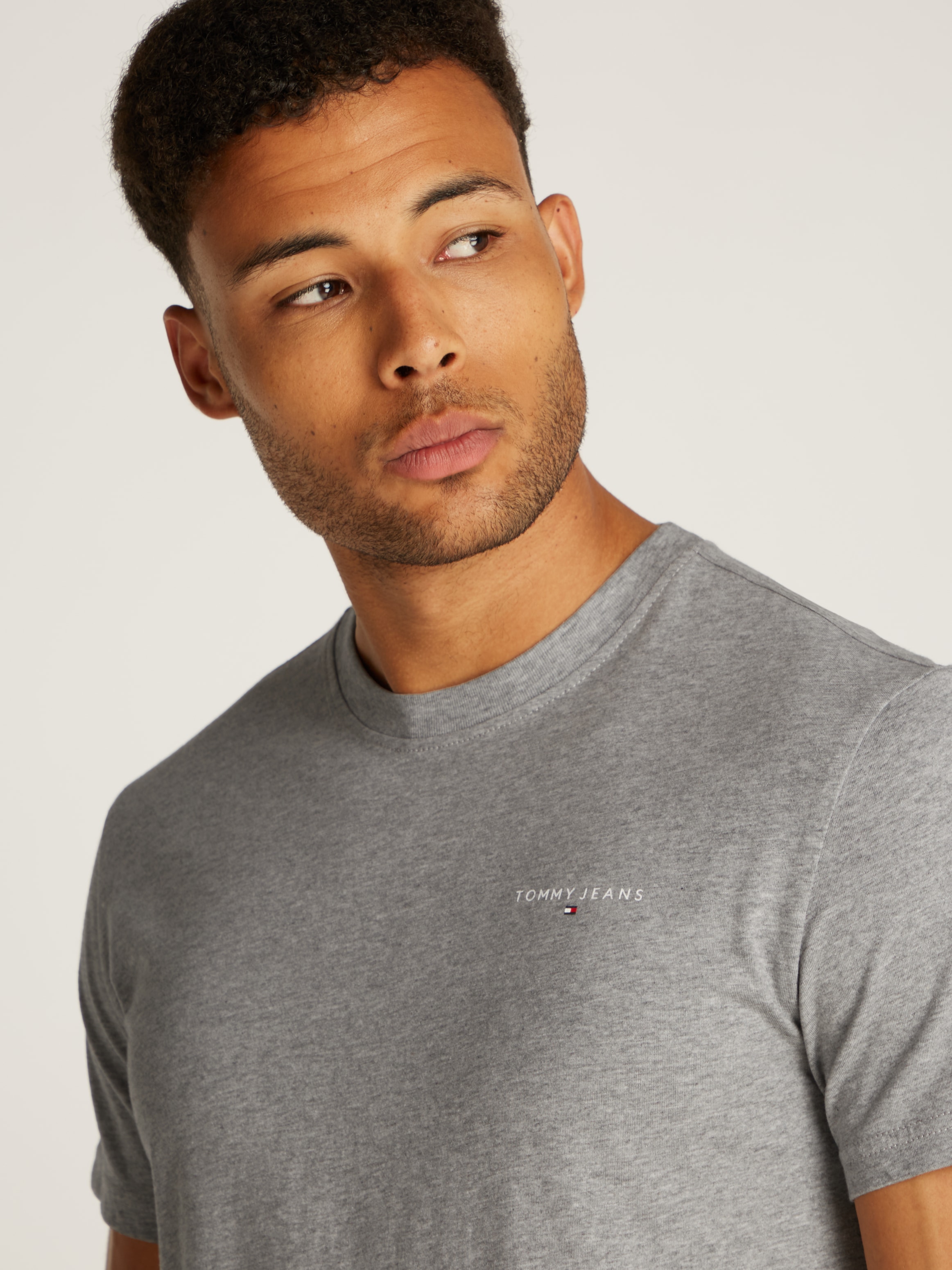 Tommy Jeans T-Shirt »TJM SLIM LINEAR CHEST SS TEE EXT«, mit Logodruck