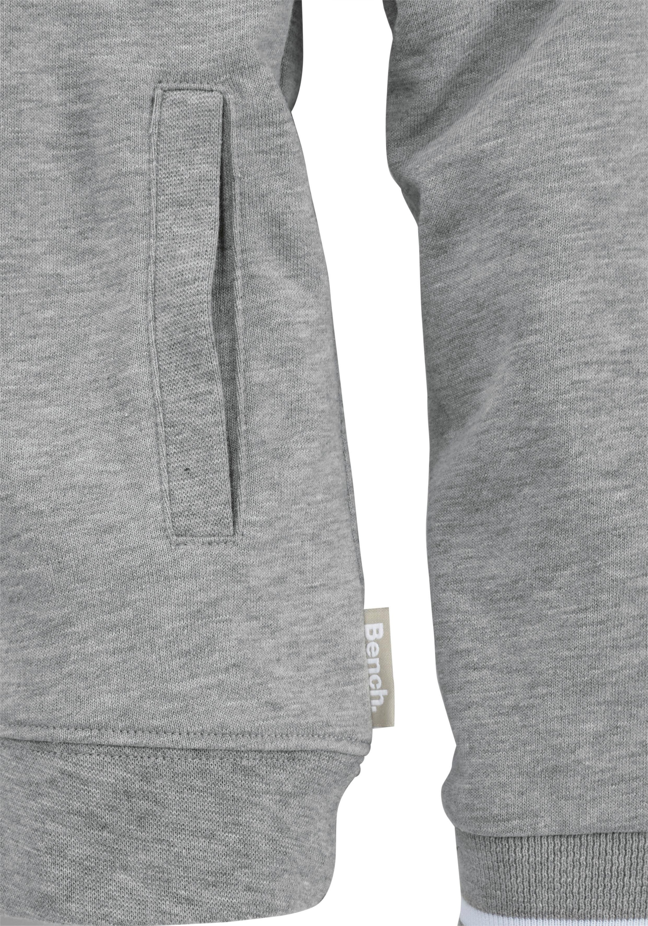 Bench. Kapuzensweatshirt, mit Frontdruck