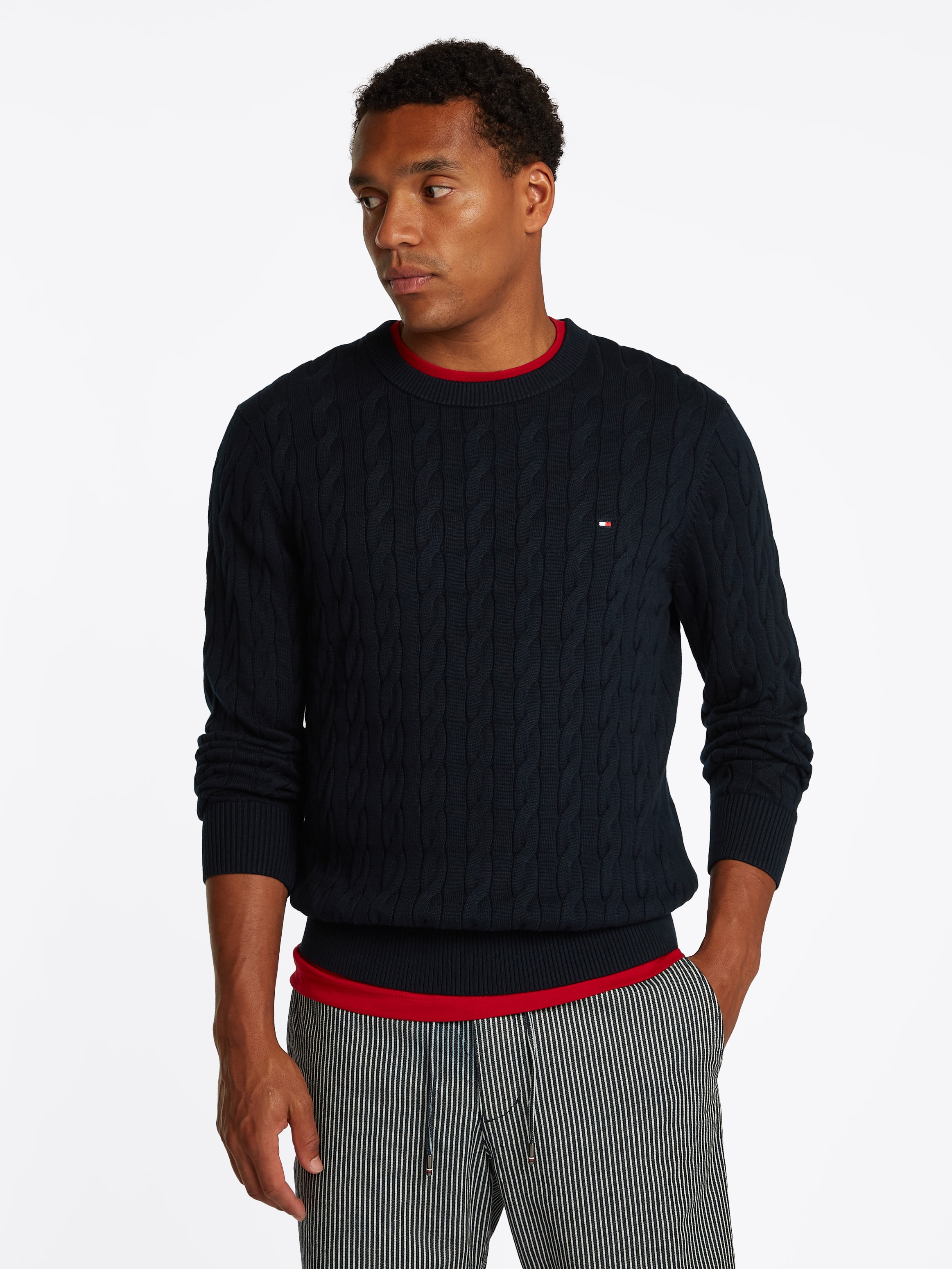 Tommy Hilfiger Strickpullover »CLASSIC CABLE CREW NECK mit Strukturstrick und Flaglabel«, unifarben, casual, regular fit, Baumwolle, Rundhals
