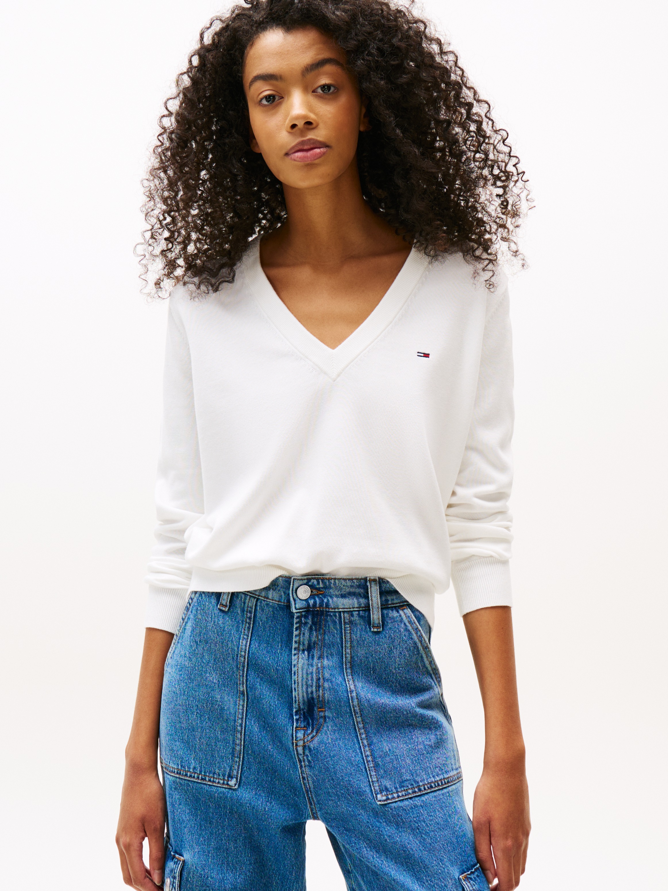 Tommy Jeans V-Ausschnitt-Pullover »TJW ESSENTIAL VNECK SWEATER EXT« mit Logostickerei