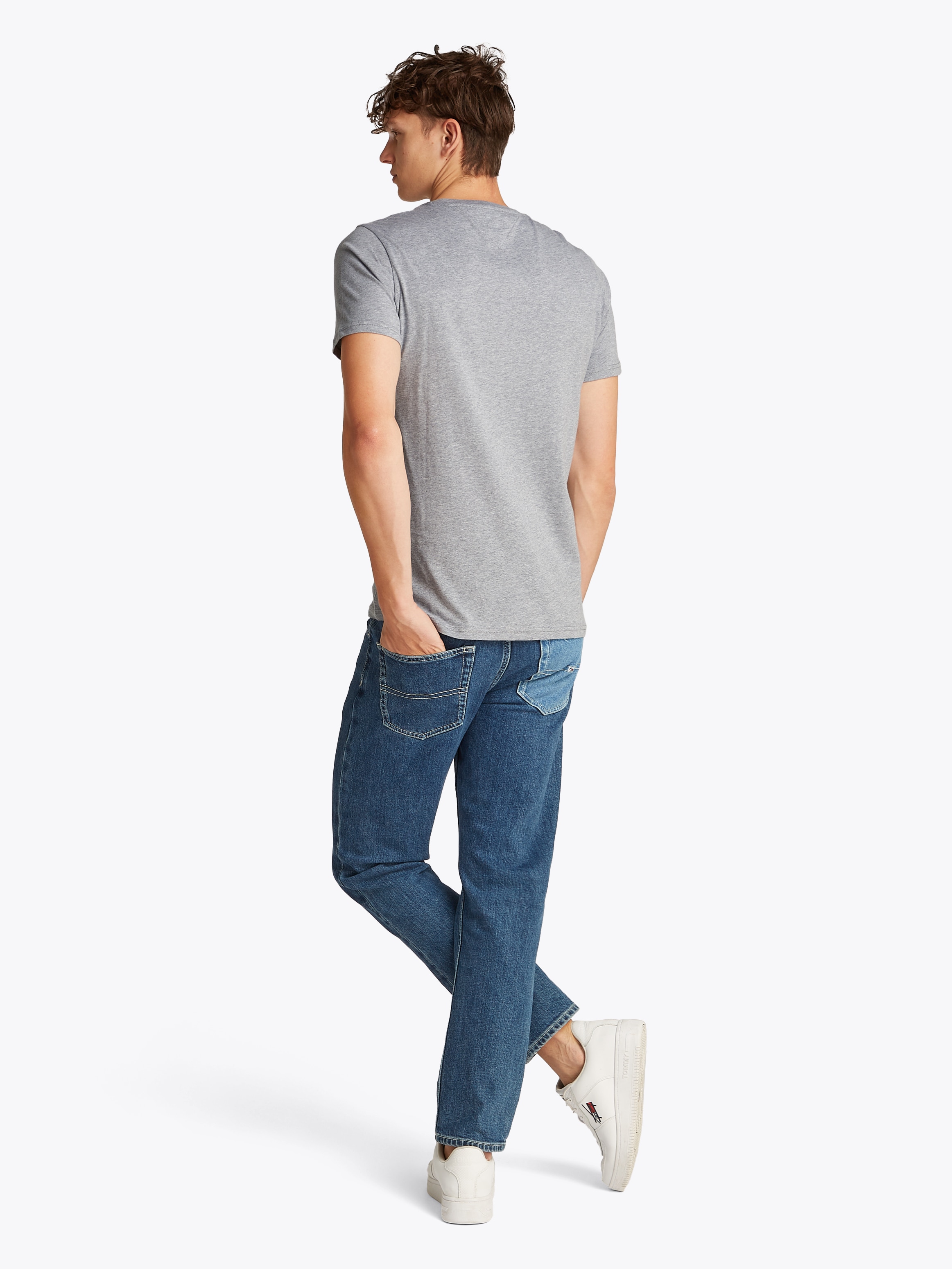 Tommy Jeans T-Shirt »TJM SLIM ESSENTIAL FLAG TEE EXT«, Mit Rundhalsausschnitt