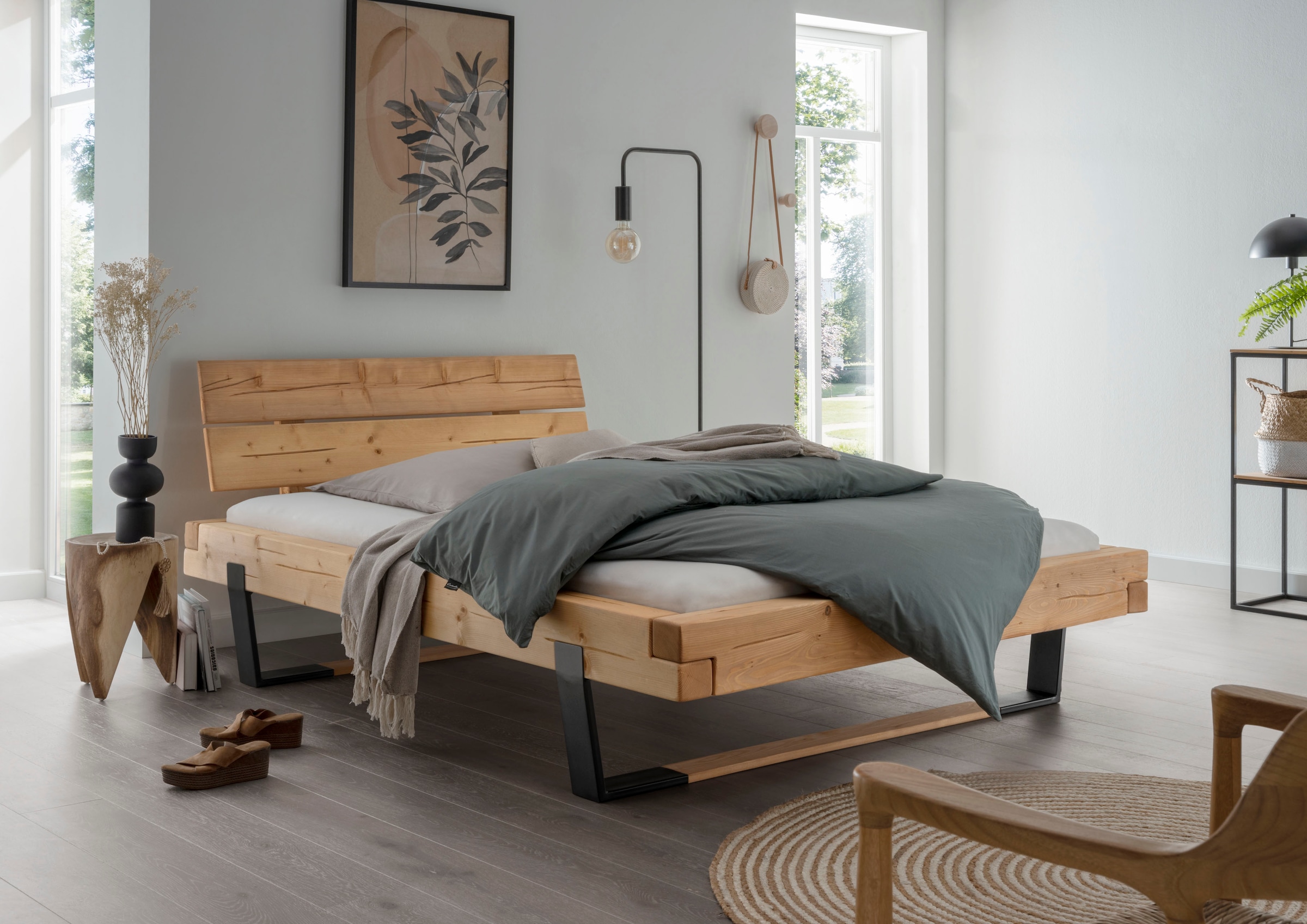 Home affaire Massivholzbett »Ultima Balkenbett Doppelbett, Füsse Metallkufe mit Holzelement«, (hohe Belastbarkeit: 200kg je Seite), FSC®-zertifizierte Wildeiche oder Fichte, viele Breiten zur Auswahl