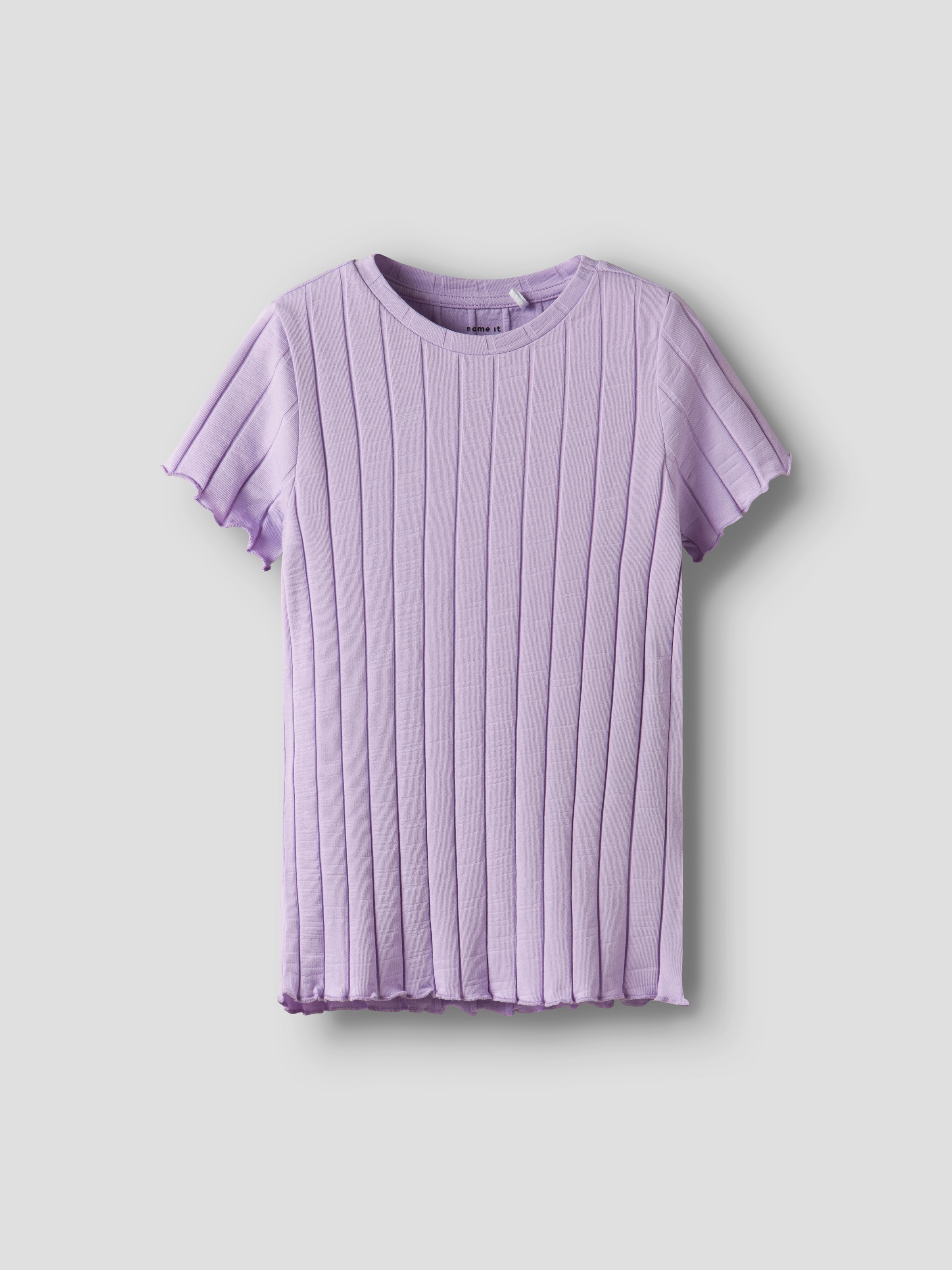 Name It T-Shirt »NKFNORALINA SS TOP NOOS« tolle Rippen-Qualität und dadurch gewellte Säume am Arm und am Saum