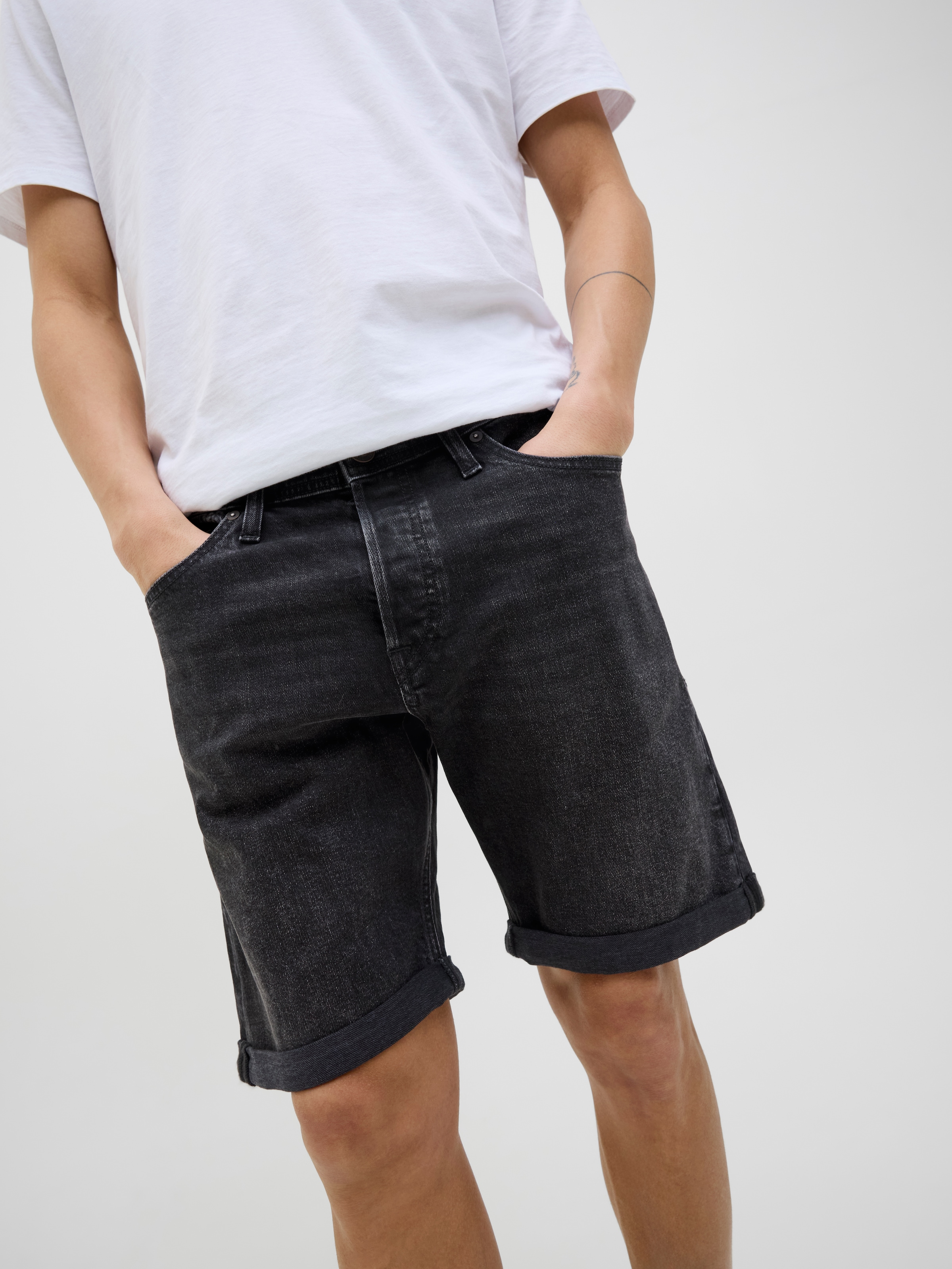 Jack & Jones Shorts »JJIORIGINAL mit stylischem Aufschlag und Knopf«, mit stylischem Aufschlag