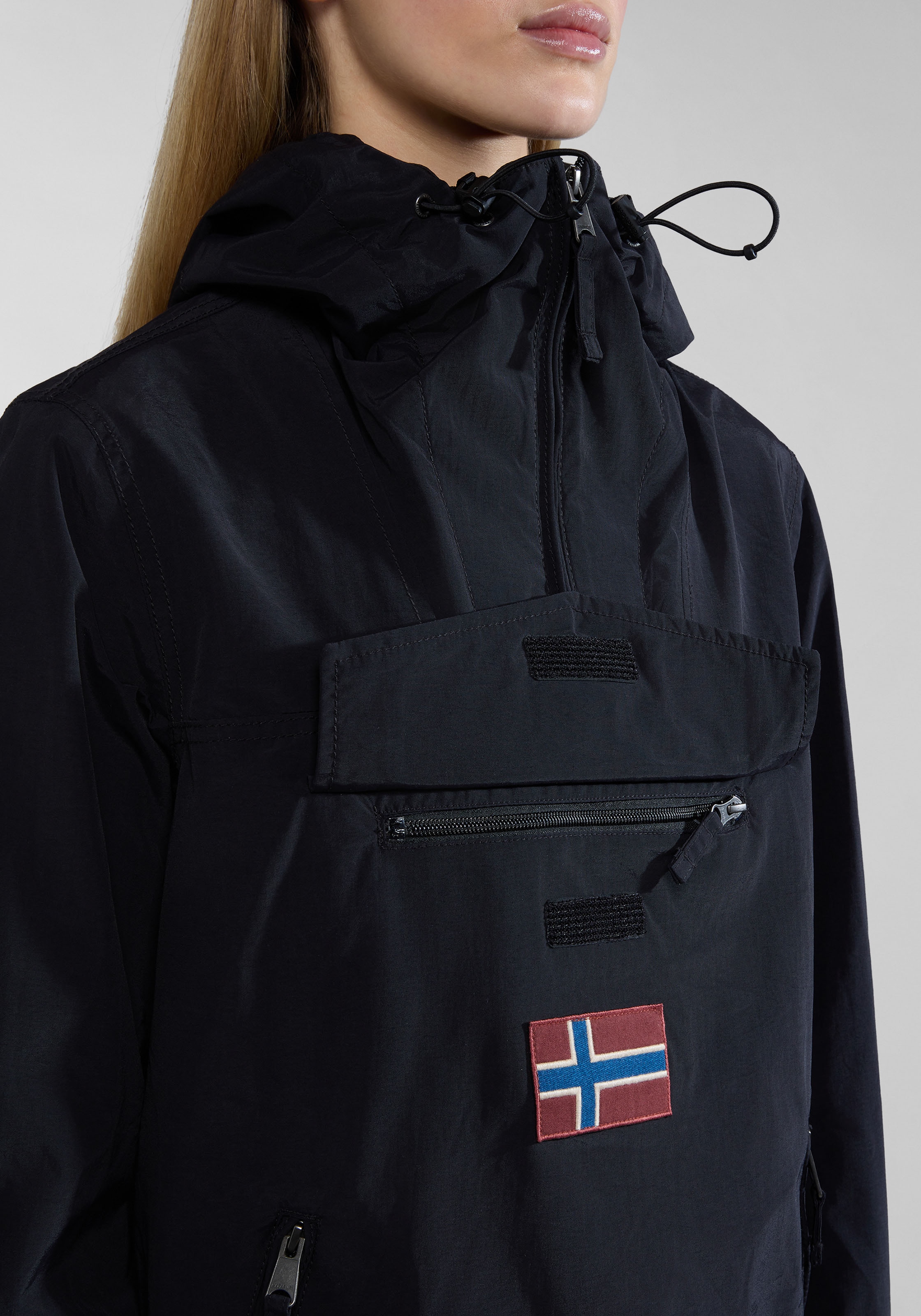 Napapijri Funktionsjacke »RAINFOREST S W PKT 3 041 BLACK«, mit Kapuze, Markenlogo auf dem Ärmel; Reissverschluss im Saum; Schnalle an Kapuze