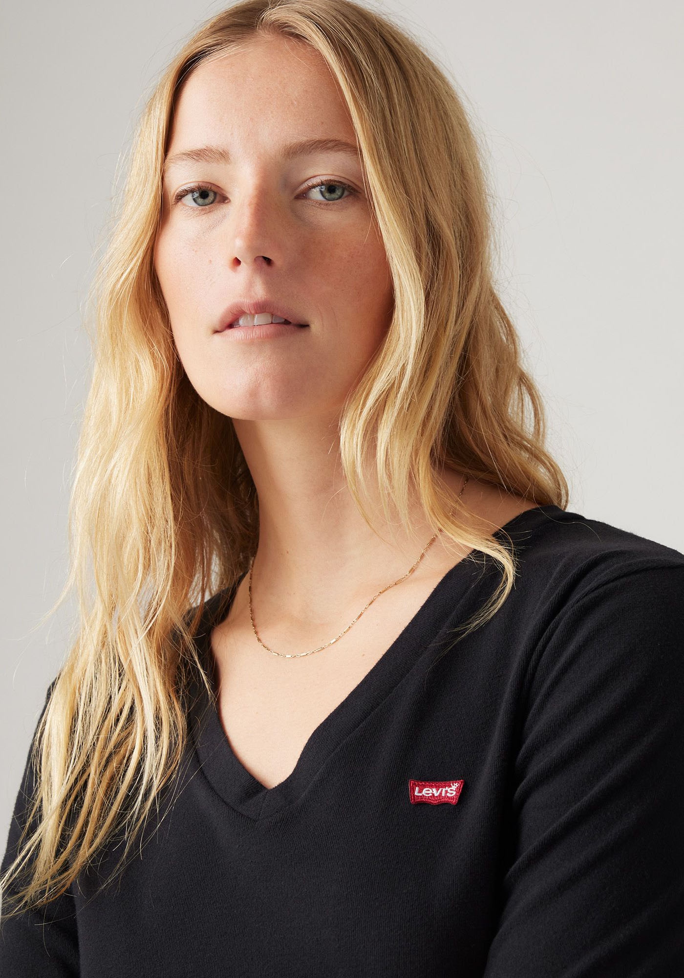 Levi's® Langarmshirt »ESSENTIAL HM LS VNECK«, mit Logo Stickerei