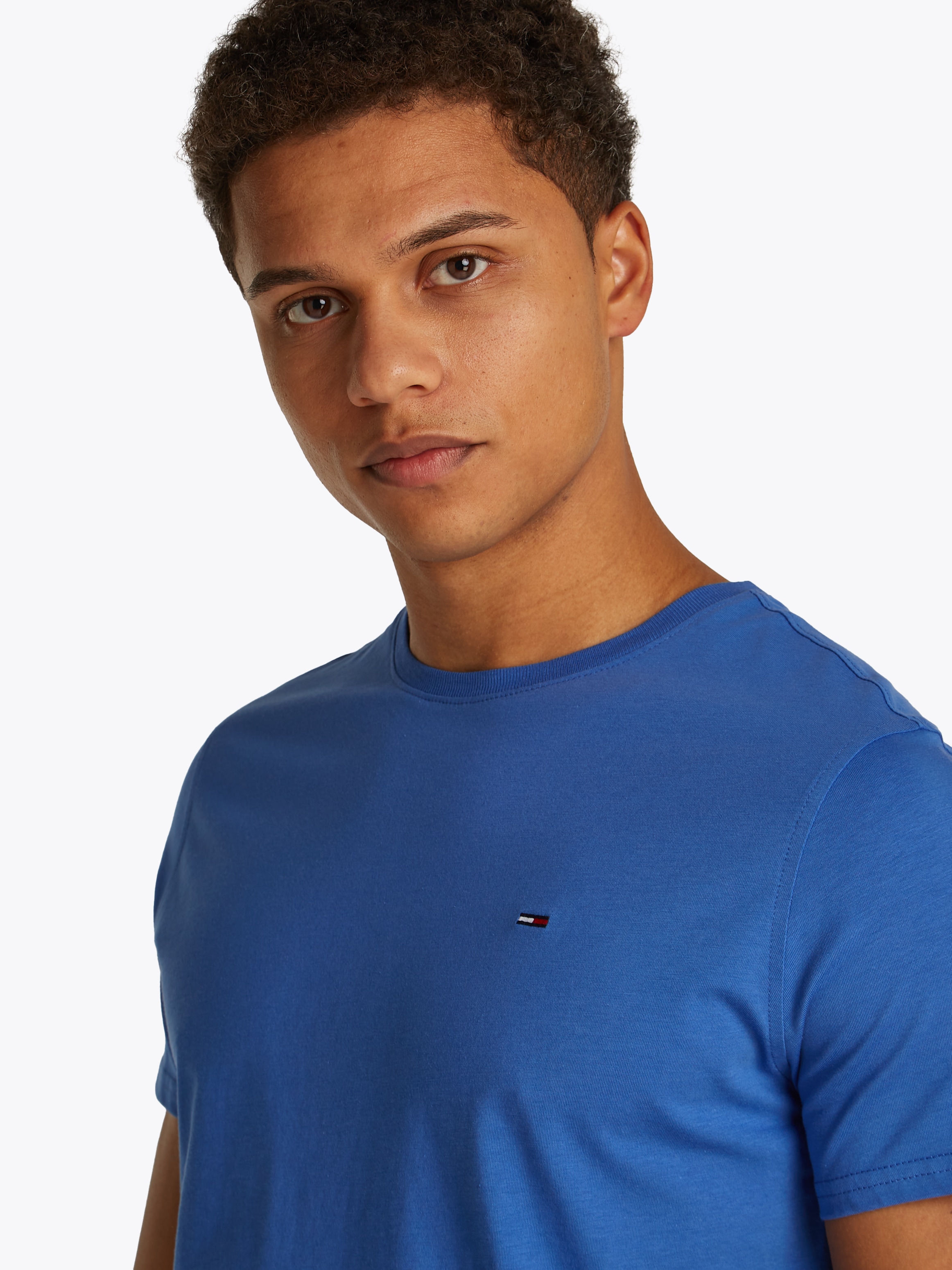Tommy Jeans T-Shirt »TJM ESSENTIAL SOLID TEE«, mit Rundhalsausschnitt und dezenter Logo-Flag