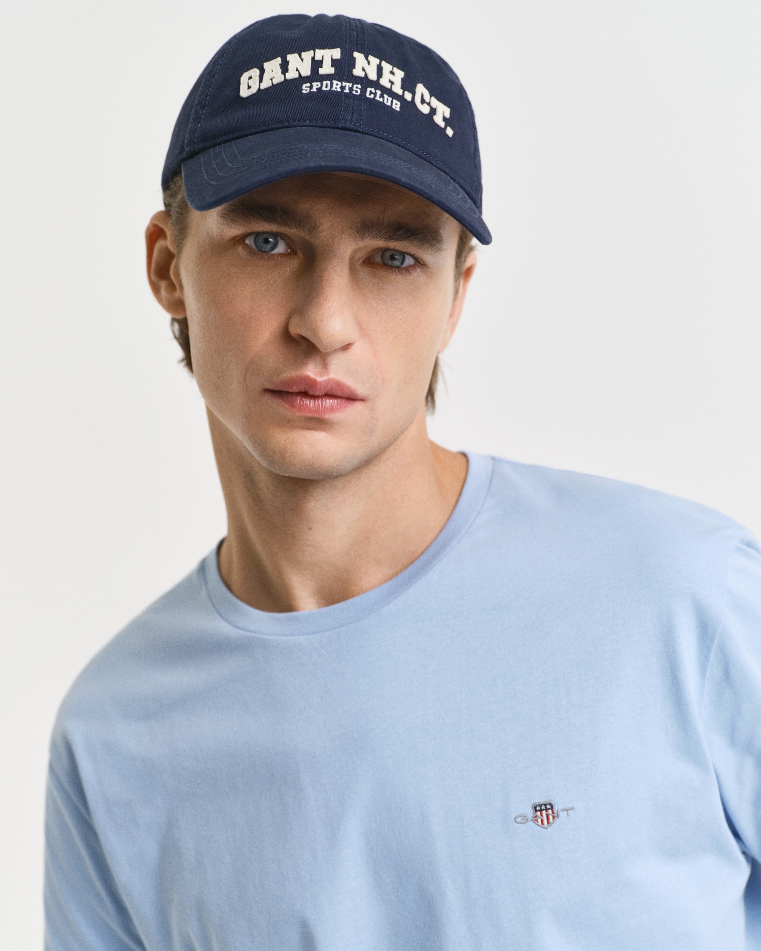 Gant T-Shirt »REG SHIELD SS T-SHIRT«, mit Logostickerei auf der Brust