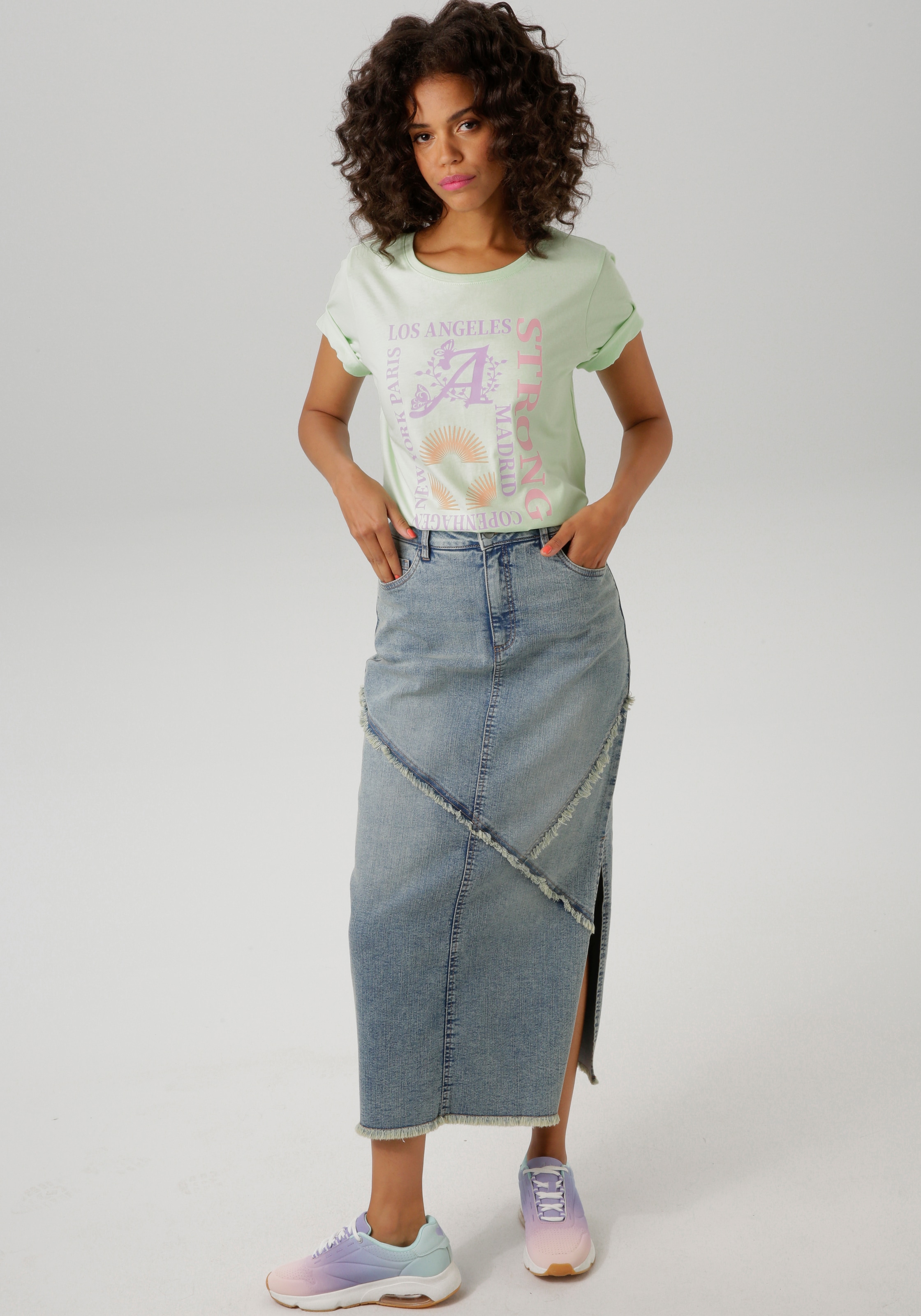 Aniston CASUAL T-Shirt, mit farbharmonischen Frontprint aus Foliendruck