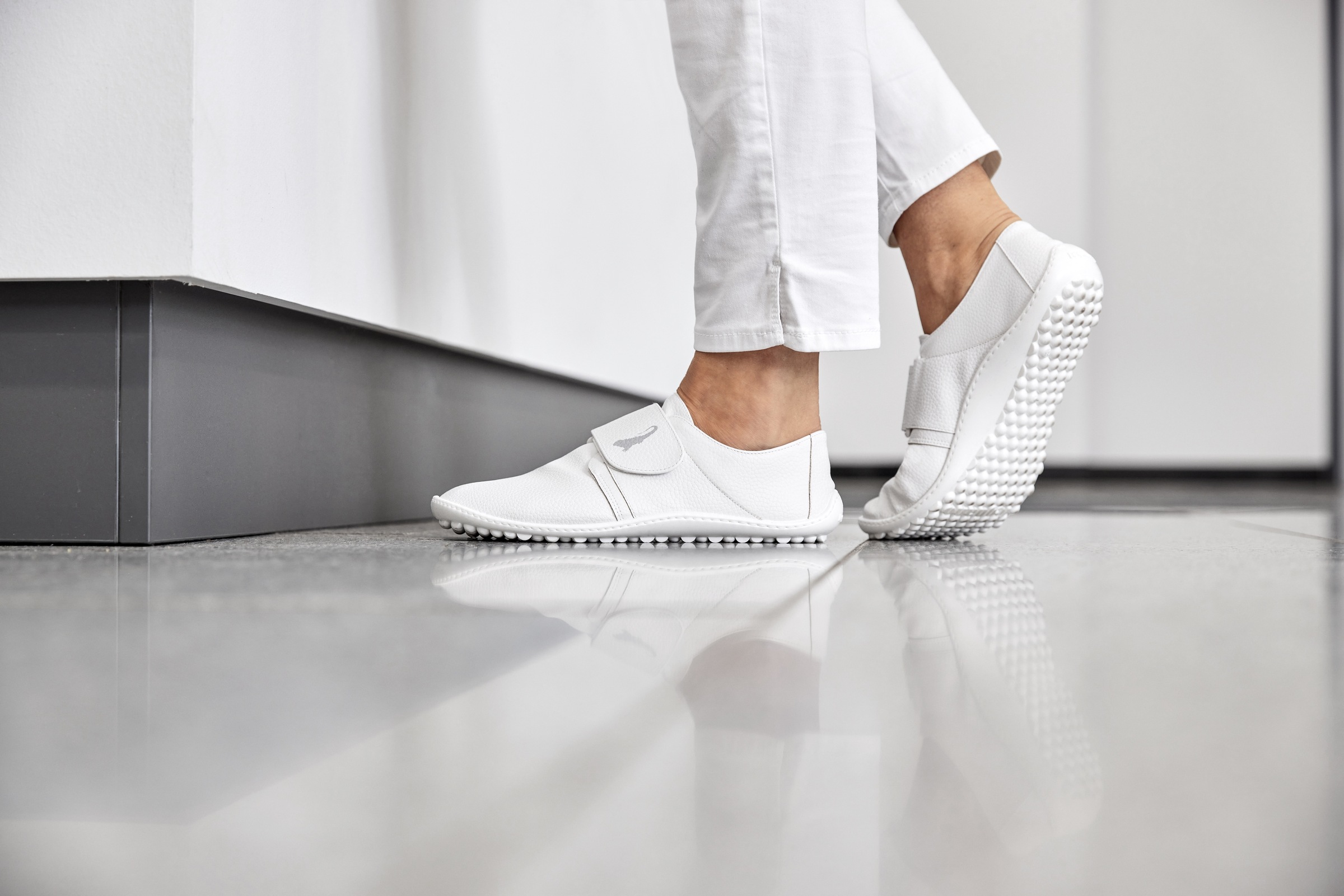 Leguano Barfussschuh »Berufsschuh CARE«, Klettschuh, Freizeitschuh, Bequemschuh mit Klettverschluss