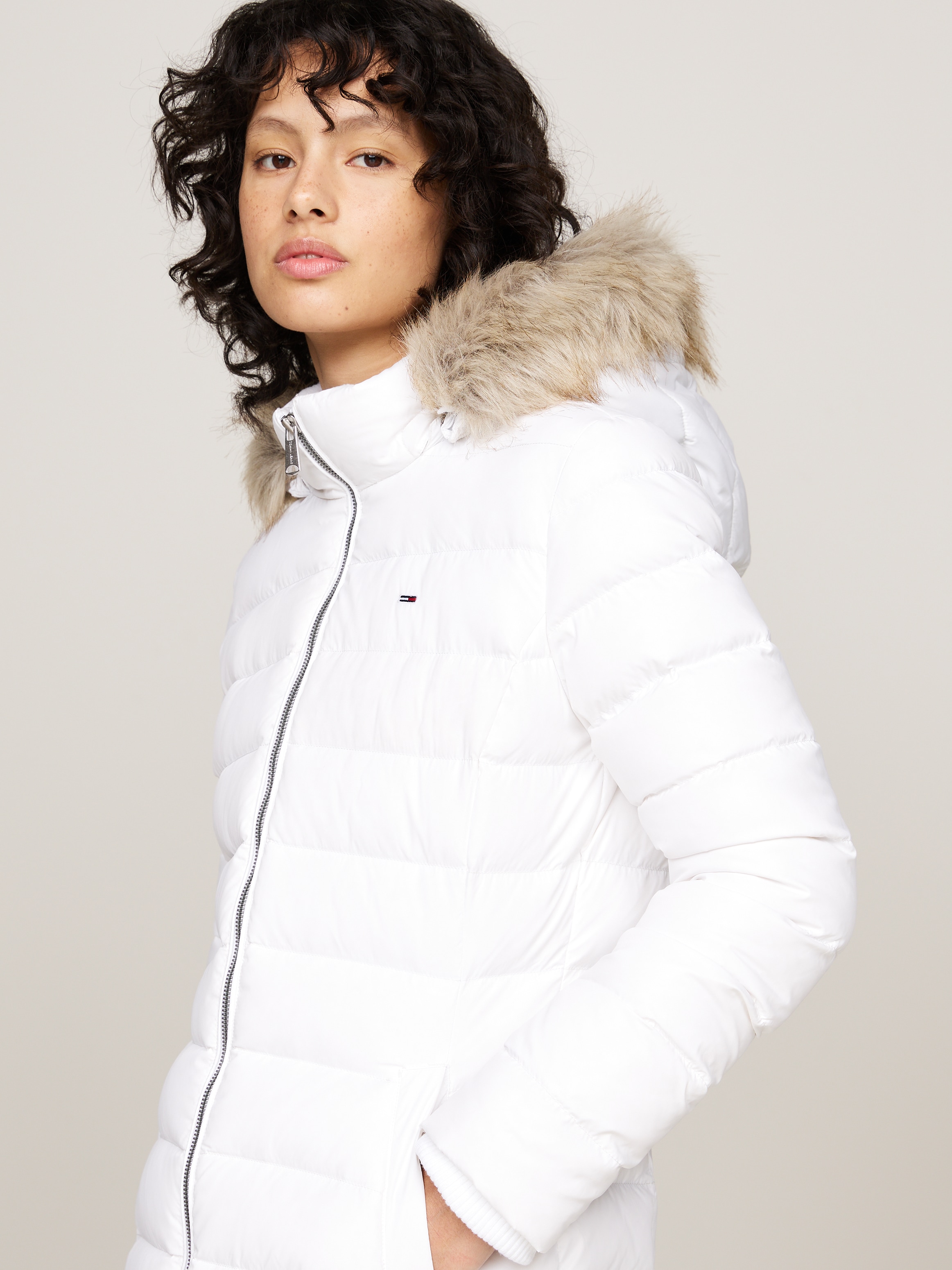 Tommy Jeans Steppmantel »TJW ESSENTIAL HOODED DOWN COAT«, mit Fellimitat, Logostickerei