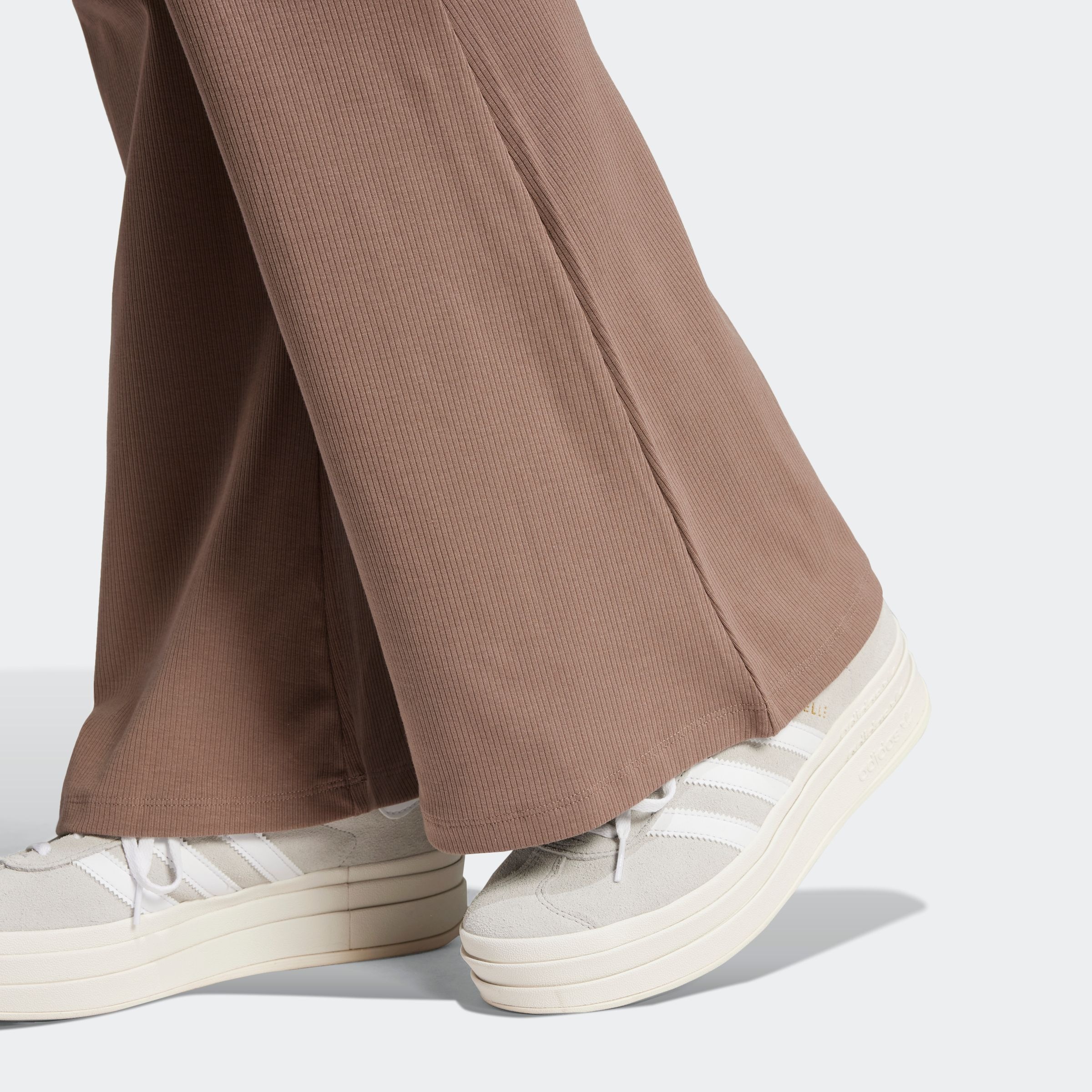 adidas Originals Leggings »ESS FL LEGGINGS«, (1 tlg.), mit ausgestelltem Bein und Ripp Optik, hoher Bund