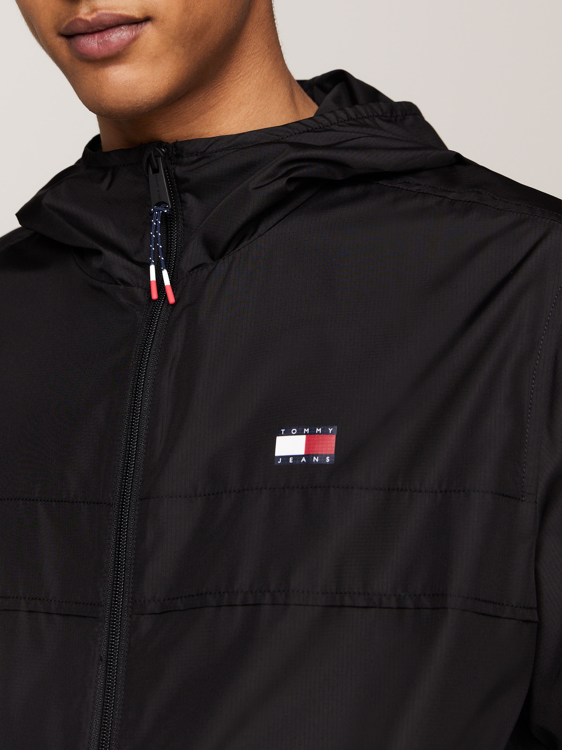 Tommy Jeans Outdoorjacke »TJM LW CHICAGO JACKET«, mit Kapuze, mit Logoprägung