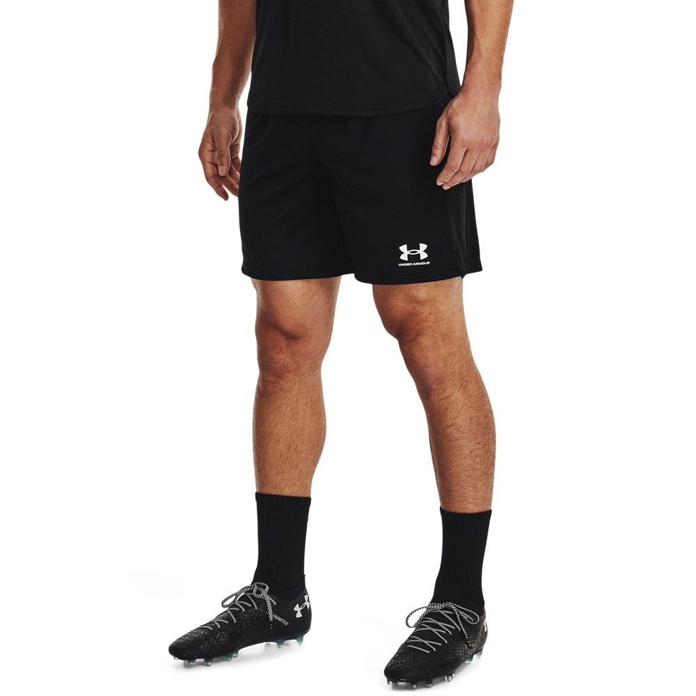 Under Armour® Shorts »UA M CHALLENGER CORE SHORT« sportlicher Stil, für vielseitige Aktivitäten, leichtes Material