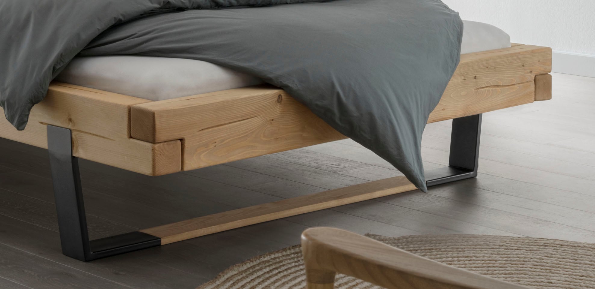 Home affaire Massivholzbett »Ultima Balkenbett Doppelbett, Füsse Metallkufe mit Holzelement«, (hohe Belastbarkeit: 200kg je Seite), FSC®-zertifizierte Wildeiche oder Fichte, viele Breiten zur Auswahl