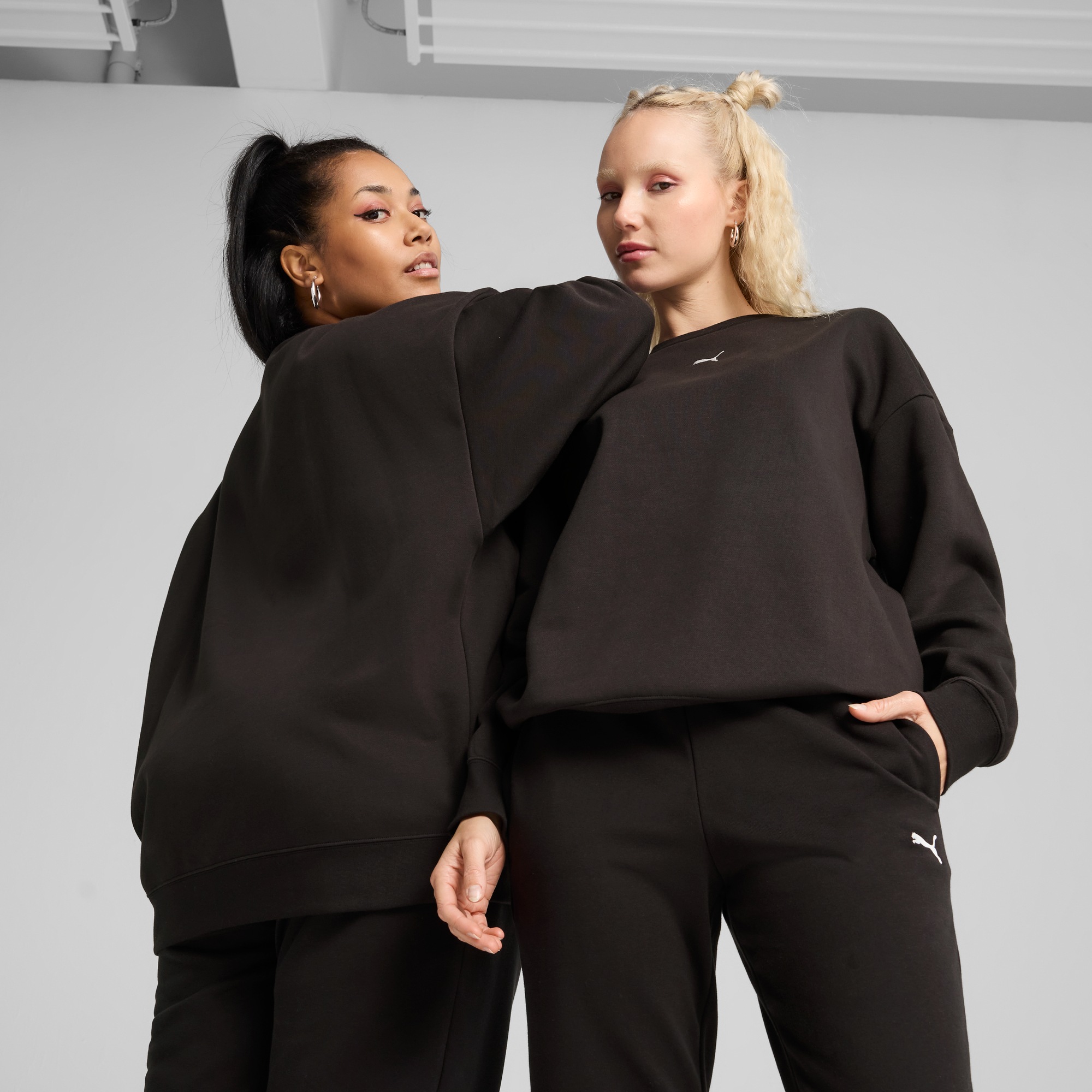 PUMA Langarmshirt »ESS OVERSIZED CREW FL« Oversize-Passform, Rundhalsausschnitt, gerippte Bündchen und Saum