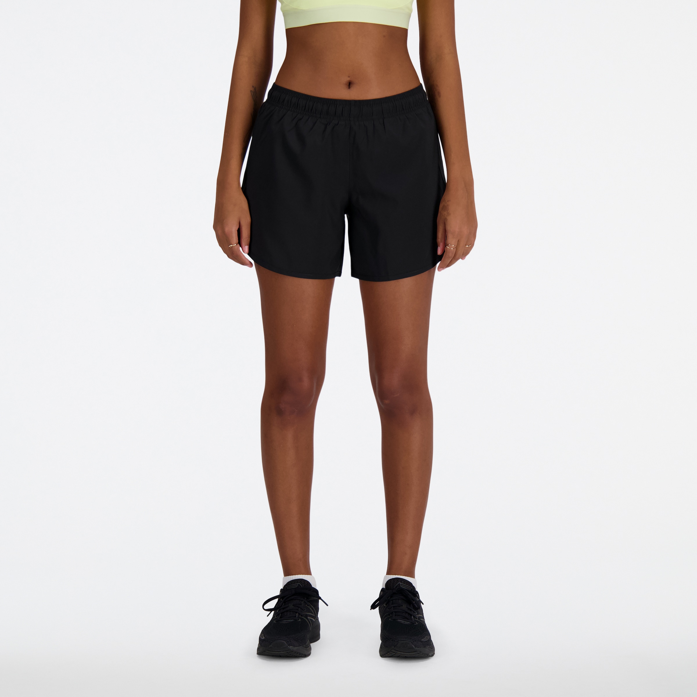 New Balance Laufshorts "SPORT ESSENTIAL SHORT 5" aus Stretchmaterial, feuchtigkeitsabweisend, atmungsaktiv