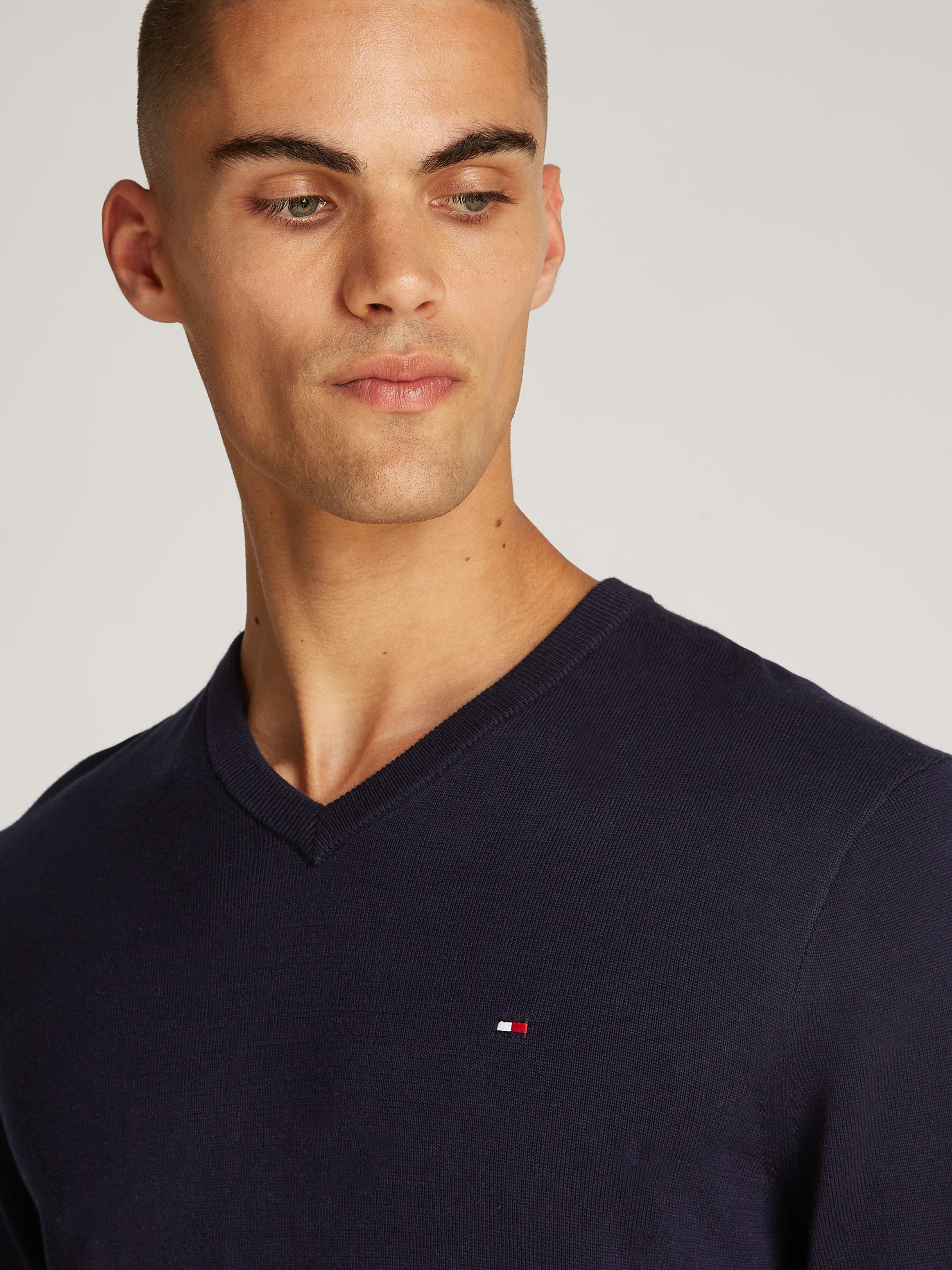 Tommy Hilfiger Strickpullover »ESSENTIAL COTTON V NECK mit V-Ausschnitt und Stickerei«, unifarben, casual, regular fit, Baumwolle, V-Ausschnitt