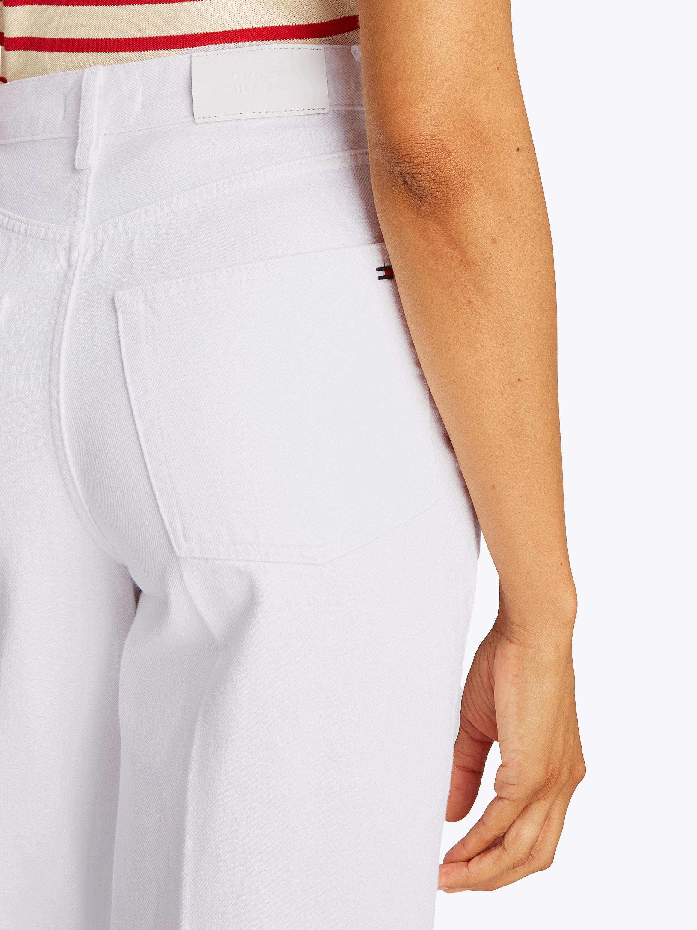 Tommy Hilfiger Weite Jeans »WIDE LEG HW LOU«, mit Logo-Badge, mit Nieten, mit Bügelfalten