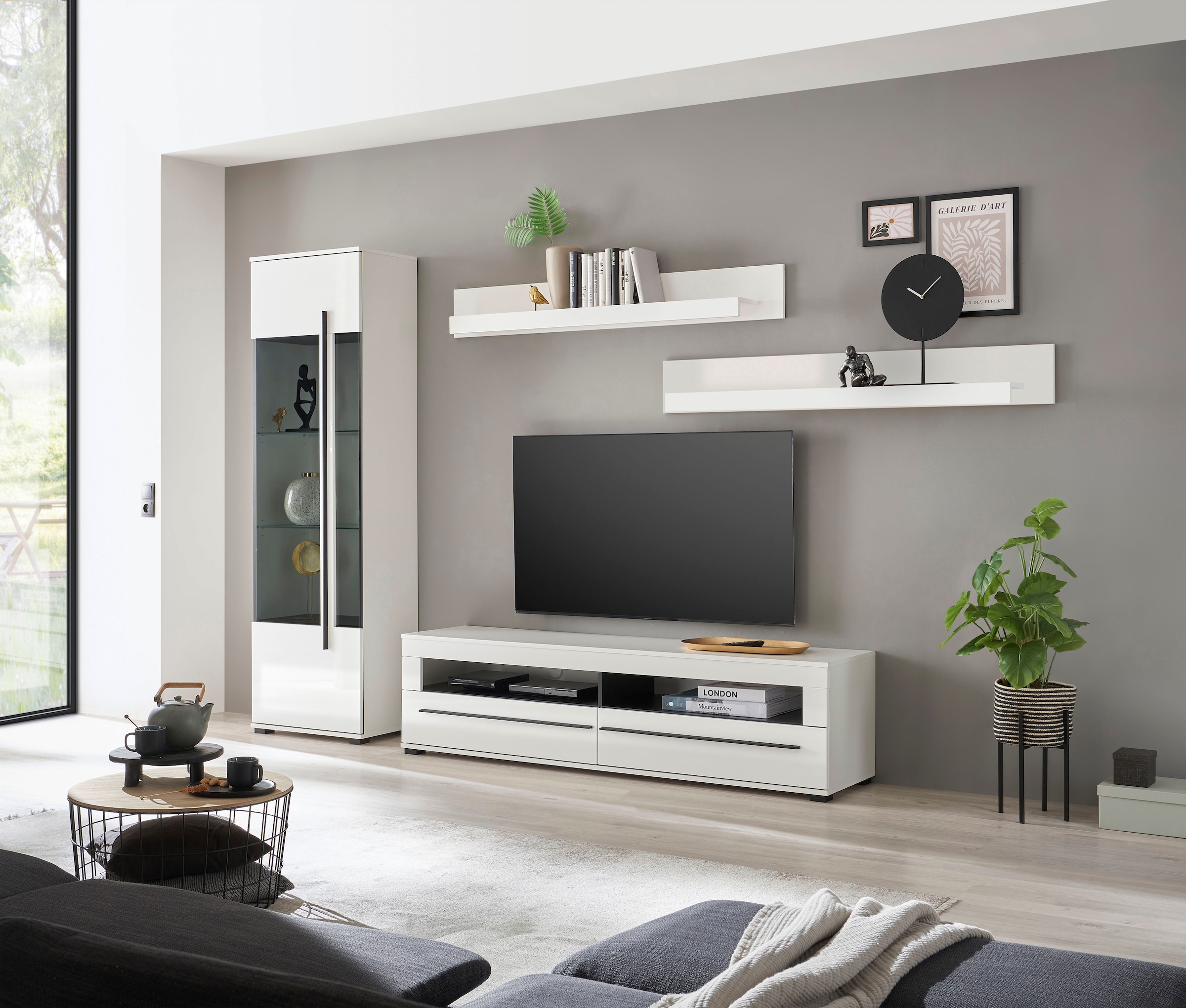 INOSIGN Vitrine »Cantara, Vitrinenschrank in Eiche Evoke oder weiss, Standvitrine«, schwarzer Stangengriff, ausreichend Stauraum, vielseitig einsetzbar