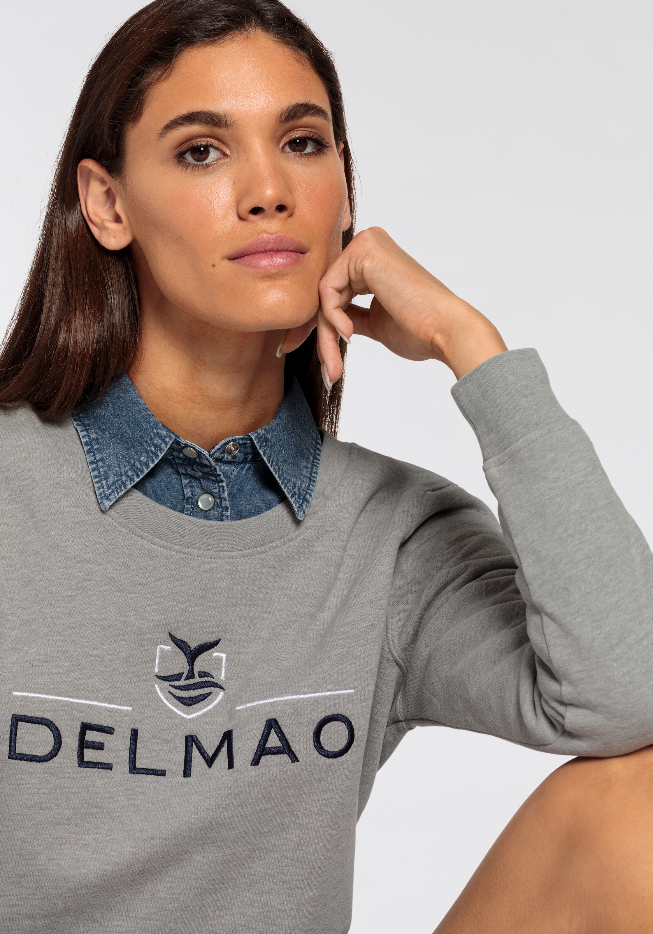DELMAO Sweatshirt, mit edler erhabener Stickerei