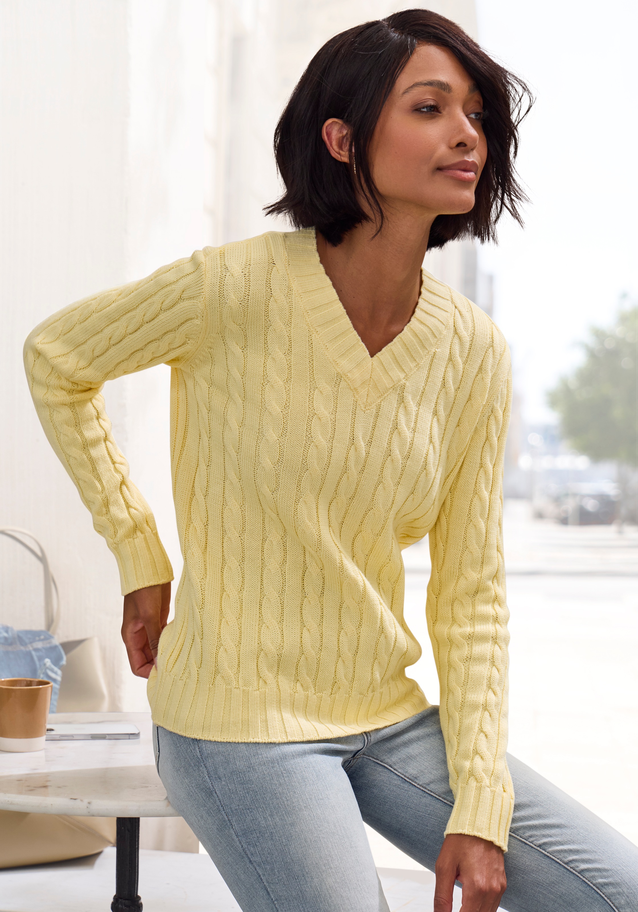 LASCANA V-Ausschnitt-Pullover "mit Zopfstrickmuster" gemütlicher Strickpullover, unifarbener Zopfpullover, klassische Form