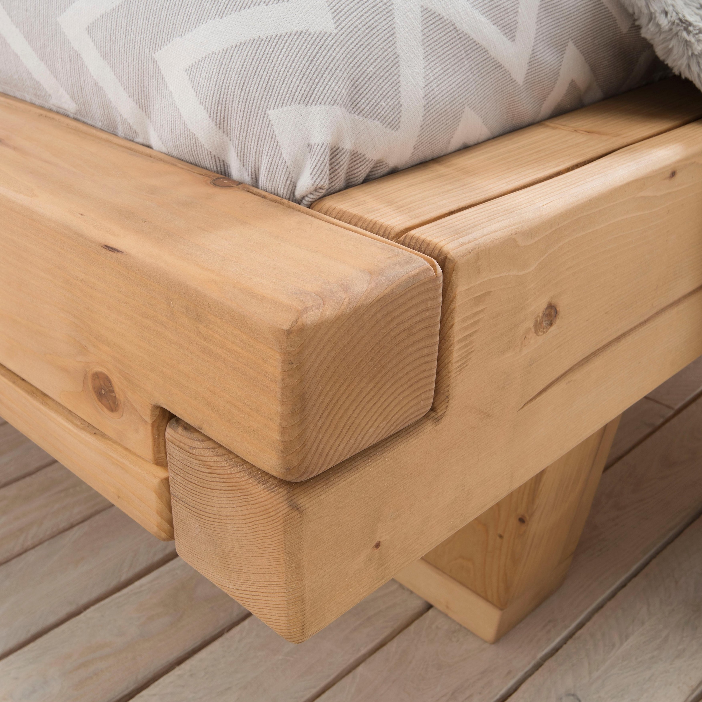 Home affaire Massivholzbett »Ultima Balkenbett Doppelbett, Füsse mit Kufenform«, (hohe Belastbarkeit: 200kg je Seite), FSC®-zertifizierte Wildeiche oder Fichte, viele Breiten zur Auswahl