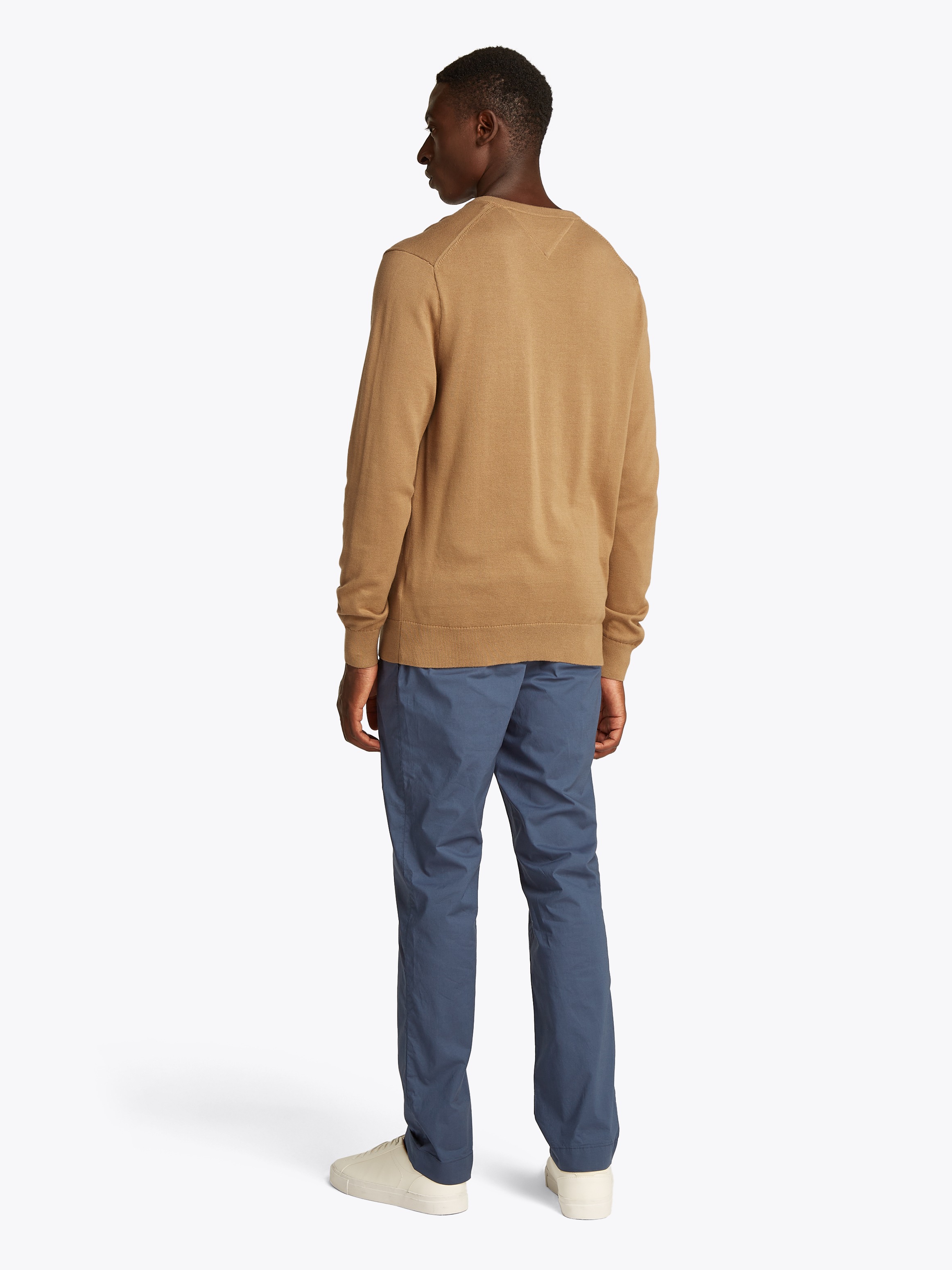 Tommy Hilfiger Strickpullover »ESSENTIAL COTTON V NECK mit V-Ausschnitt und Stickerei«, unifarben, casual, regular fit, Baumwolle, V-Ausschnitt