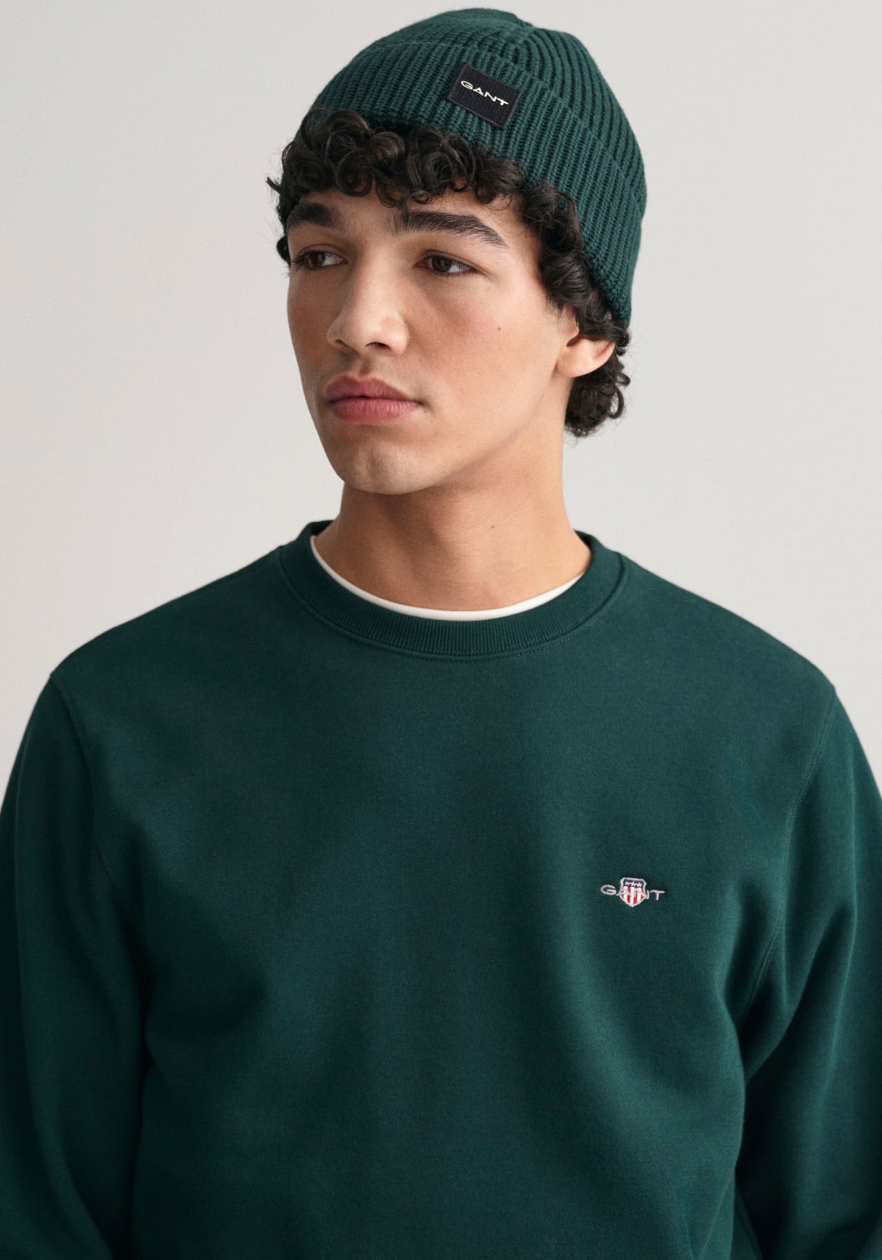 Gant Sweatshirt »REG C-NECK Brust mit SHIELD shoppen auf Logostickerei der online Jelmoli-Versand SWEAT«, 