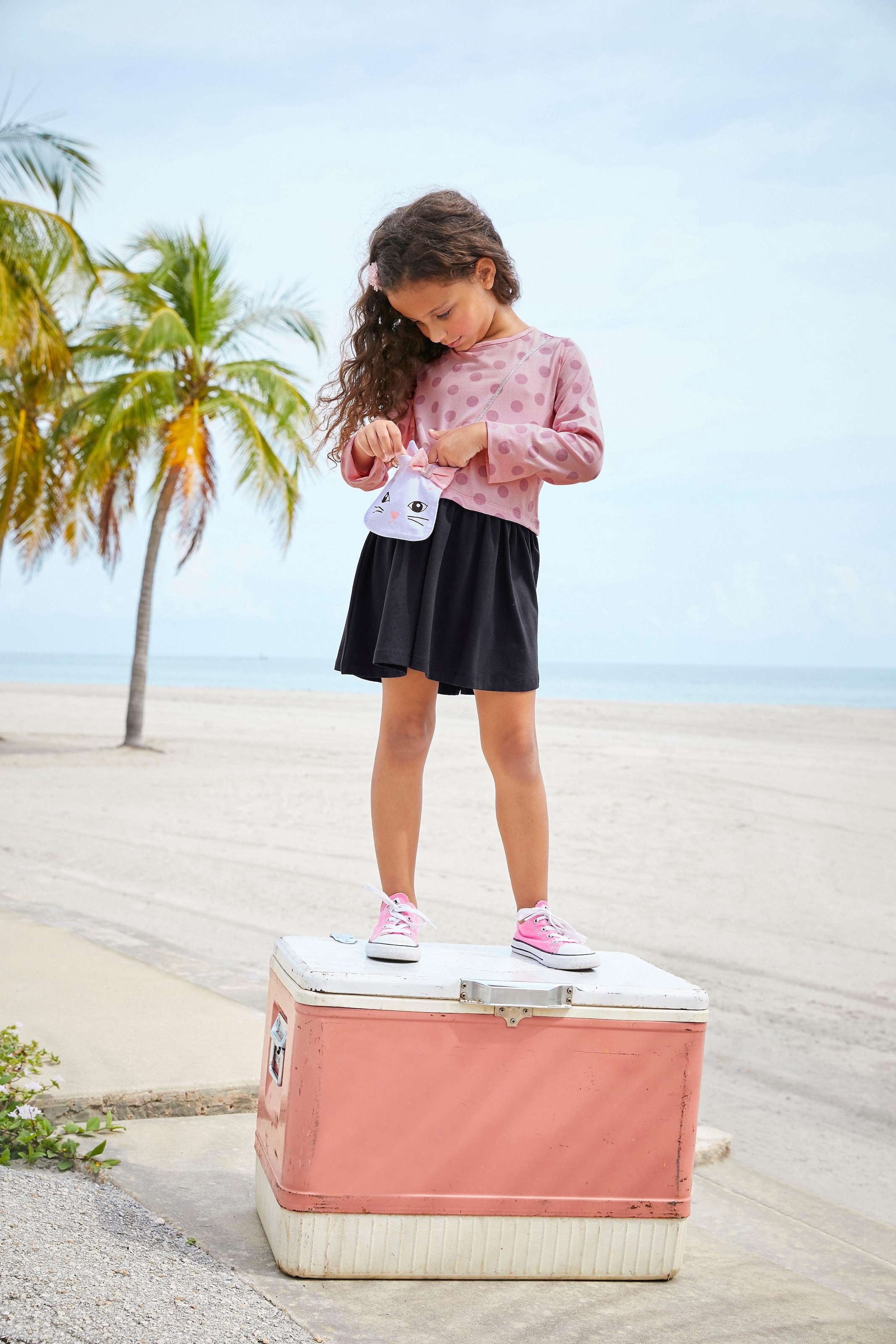 KIDSWORLD Jerseykleid »für kleine Mädchen«, mit appliziertem Glitzerband und kleiner Tasche