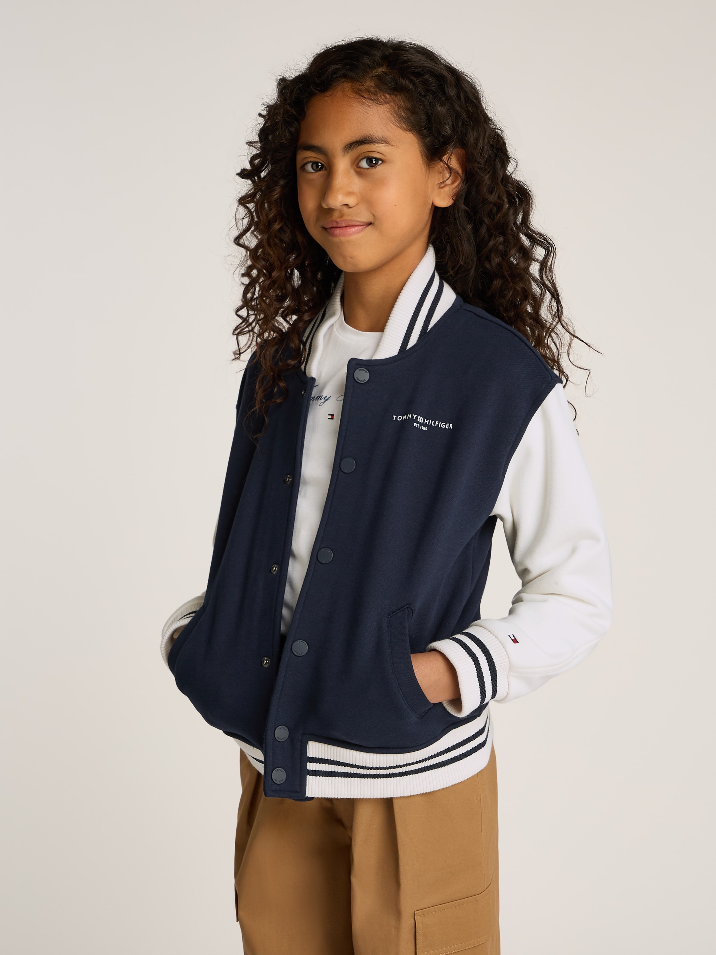 Tommy Hilfiger Sweatjacke »U MINI CORP LOGO BOMBER«, mit kontrastfarbenen Ärmeln, mit Logodruck