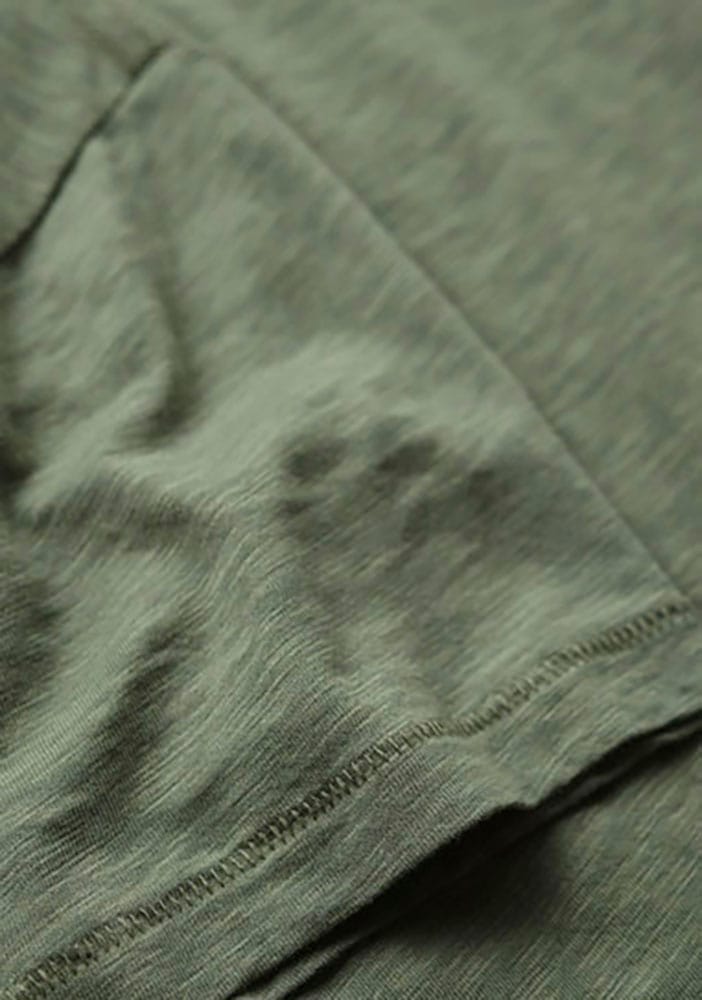 Superdry V-Shirt »STUDIOS SLUB EMB VEE TEE«, strukturiertes T-Shirt mit V-Ausschnitt und Stickerei