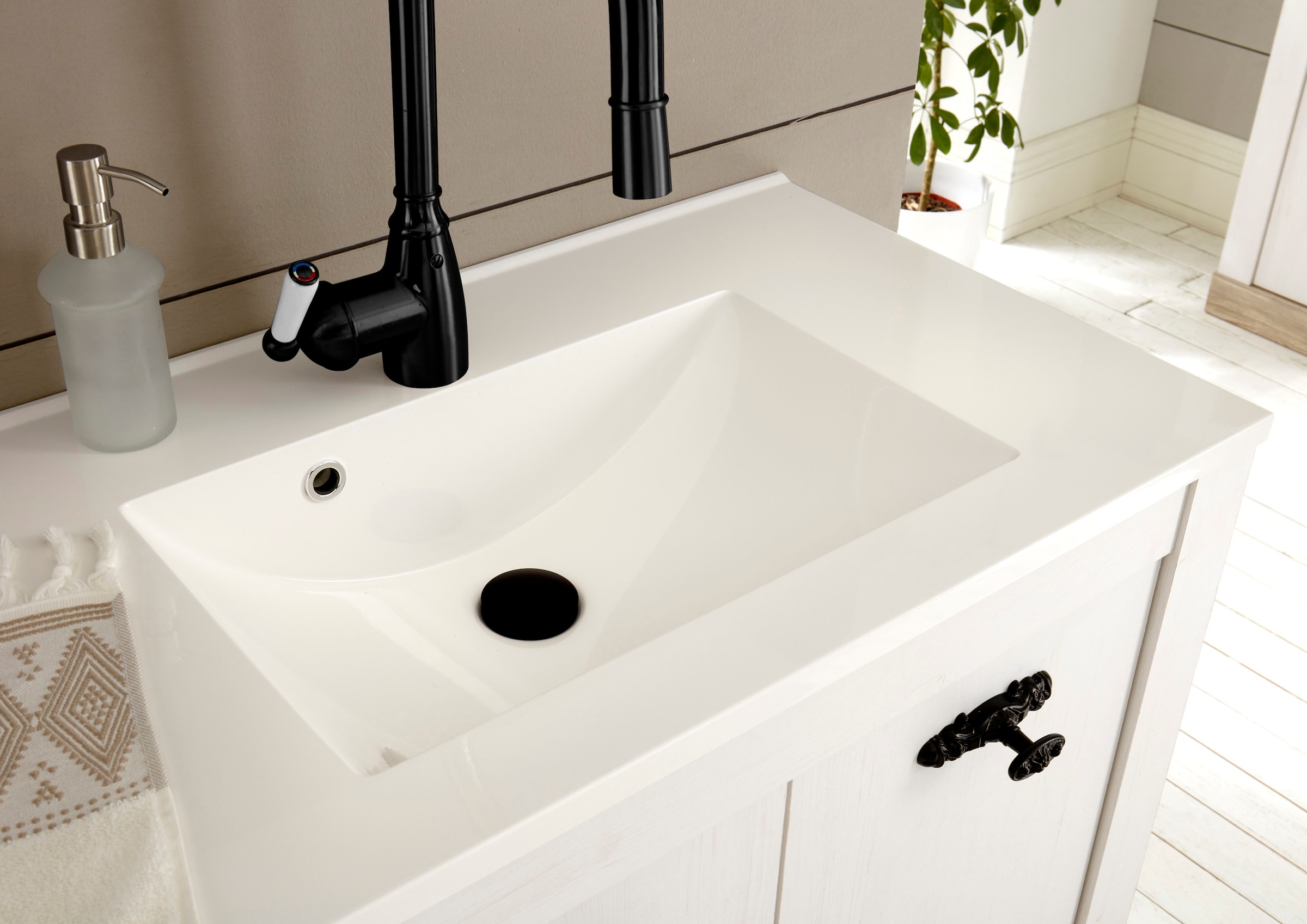 Home affaire Badmöbel-Set »Florenz, Bad im Landhausstil, 4-teiliges Badezimmer«, (4 St.), Waschtisch, Schrank, Wandregal und Spiegel, in Pinie Weiss, Stauraum