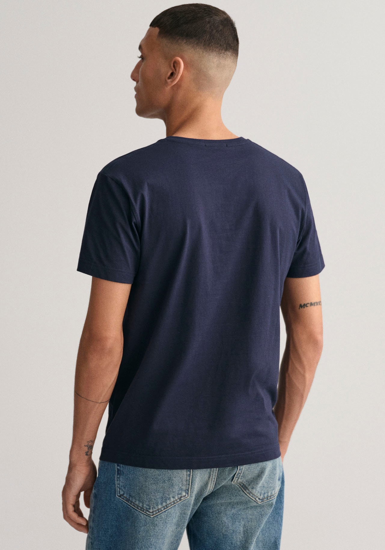 Gant T-Shirt »SLIM SHIELD V-NECK Jelmoli-Versand | Brust mit auf T-SHIRT«, kleinen einer kaufen online Logostickerei der