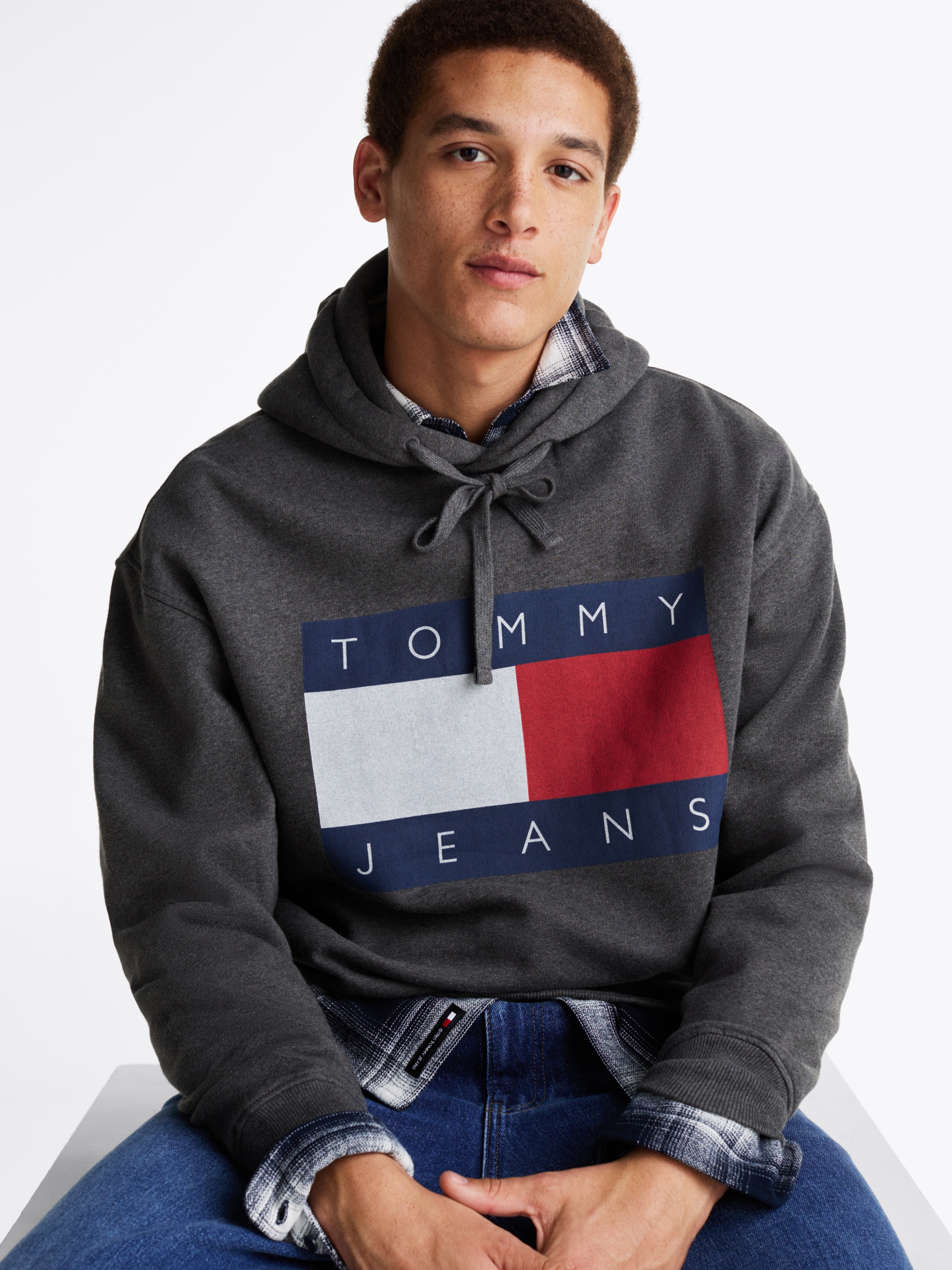 Tommy Jeans Sweatshirt »TJM RLX MELANGE FLAG HOODIE«, mit bedruckten Markenlogo auf Brusthöhe