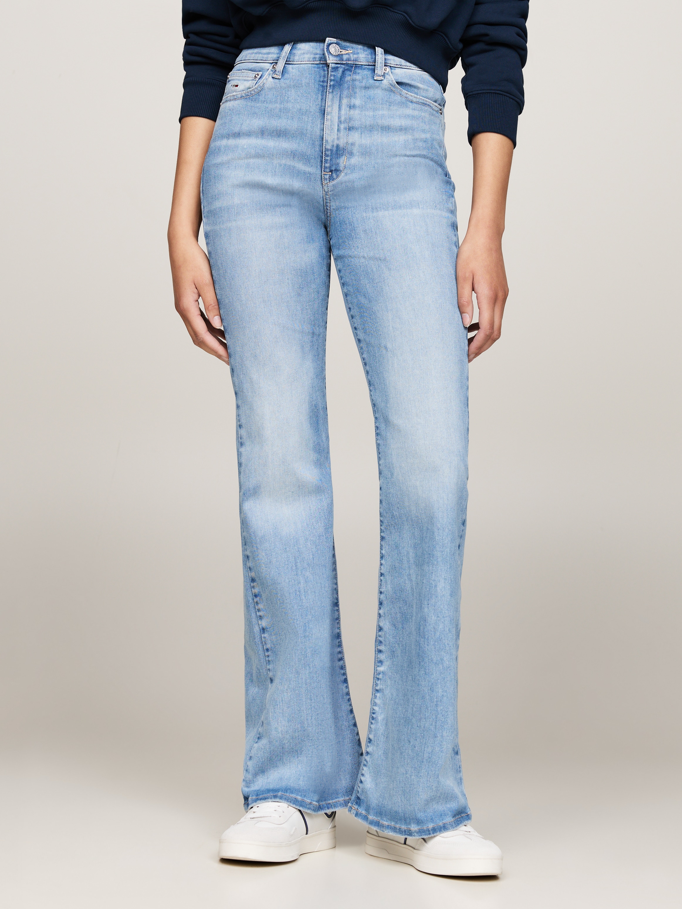 Tommy Jeans Schlagjeans »Tommy Jeans SYLVIA - High waist - Flared Denim Jeans«, mit Logostickereien und Nieten