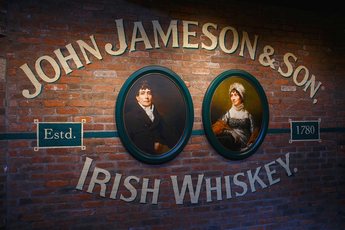 Papermoon Fototapete "ZIEGEL-WAND-JAMESON IRISH WHISKEY DUBLIN MUSEUM IRLAND"