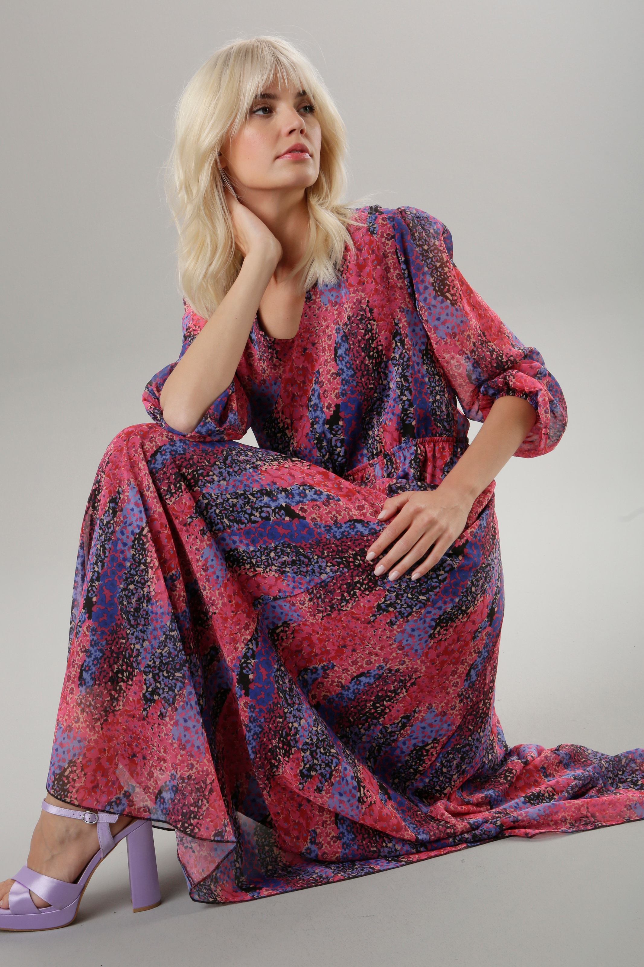 mit Aniston SELECTED Maxikleid, Jelmoli-Versand femininem Blütenmuster | shoppen online