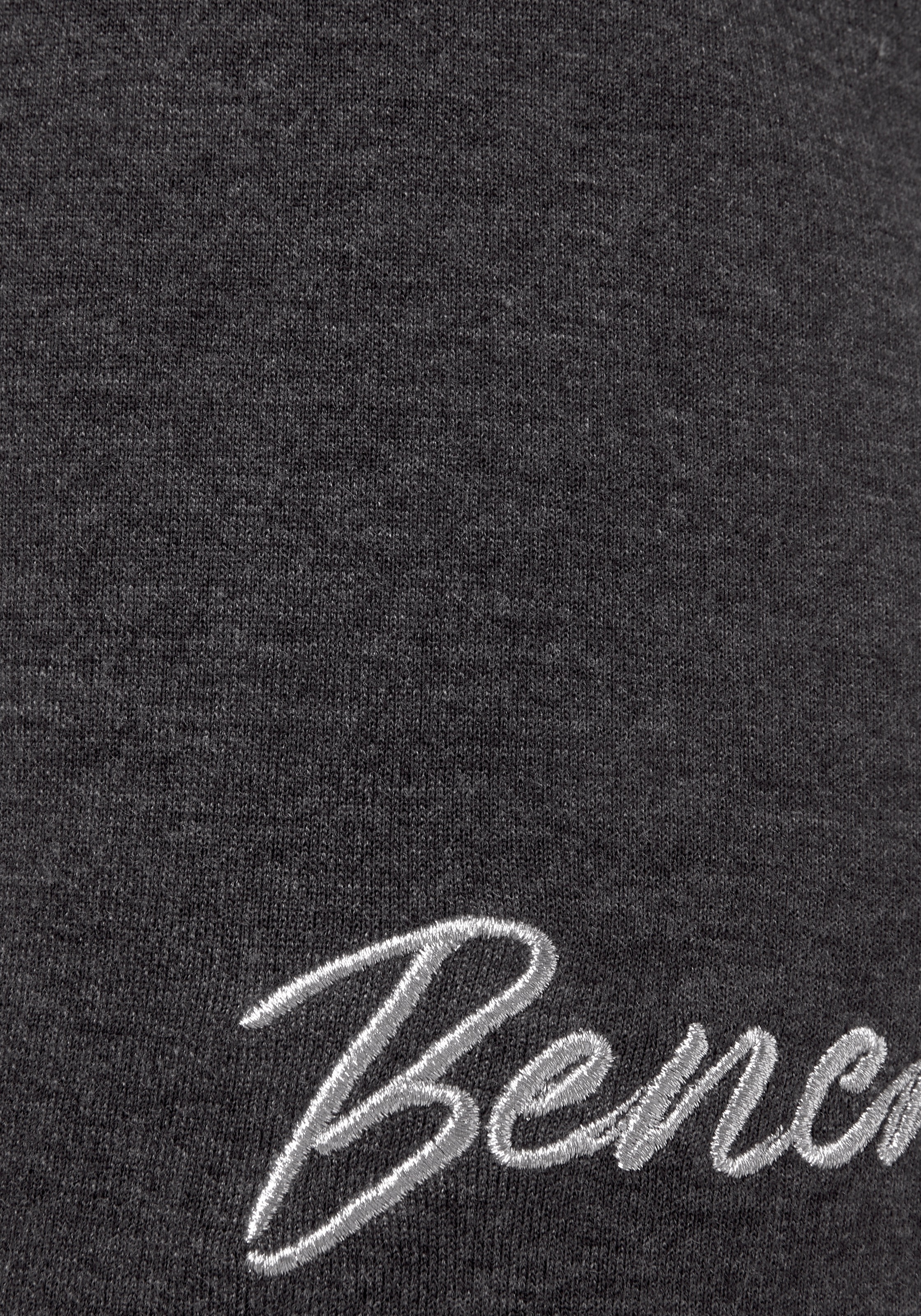 Bench. Loungewear Relaxshorts, mit kleiner glänzenden Logostickerei, Loungewear