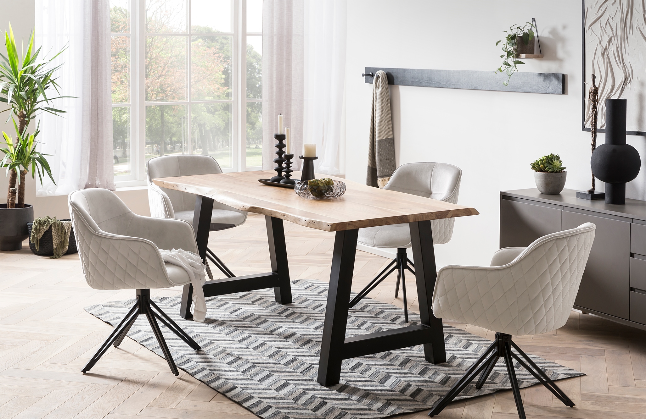 SalesFever Armlehnstuhl »Stilvoller Esszimmerstuhl«, Samtoptik, mit 360° Drehfunktion