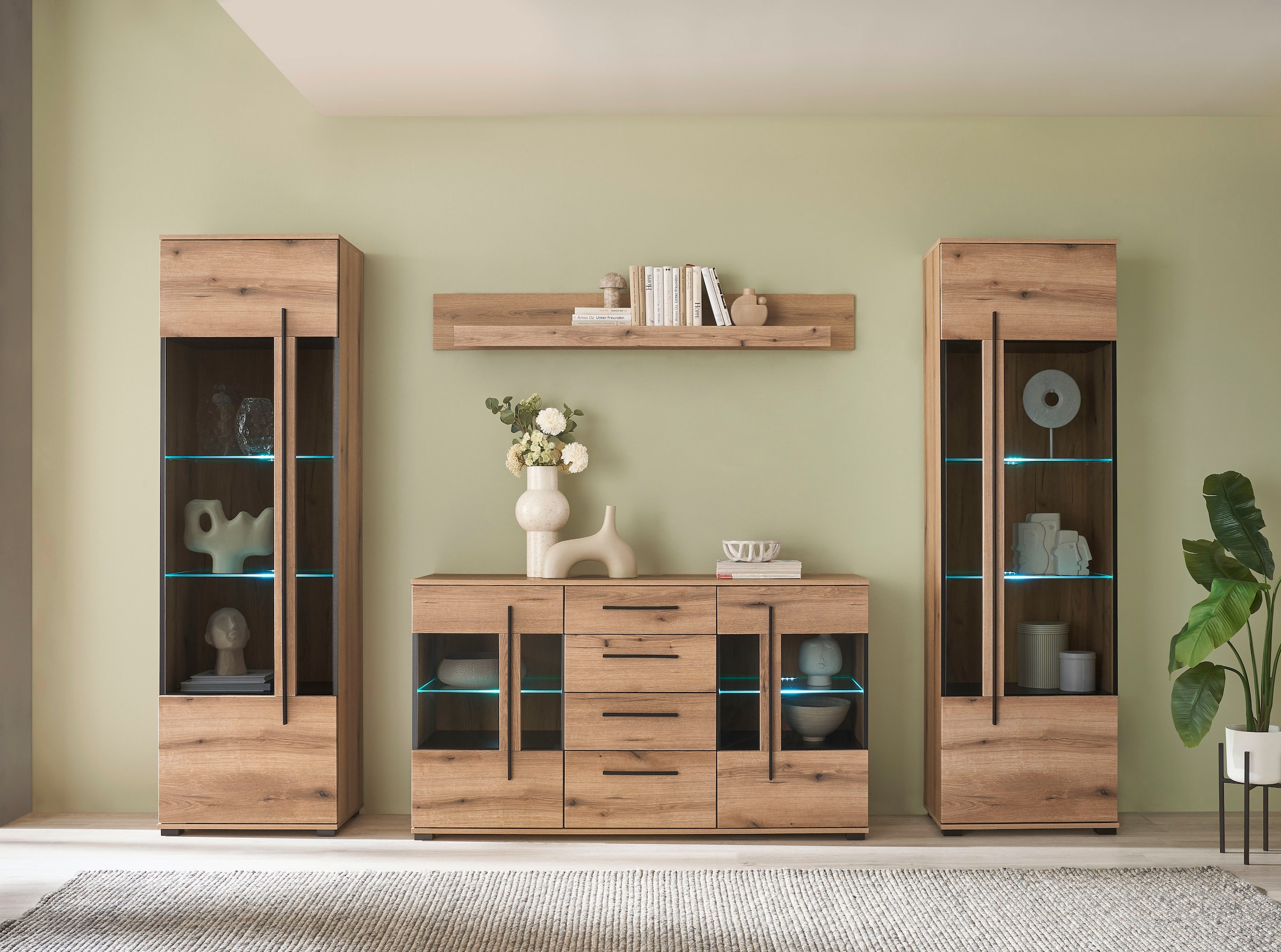 INOSIGN Vitrine »Cantara, Vitrinenschrank in Eiche Evoke oder weiss, Standvitrine«, schwarzer Stangengriff, ausreichend Stauraum, vielseitig einsetzbar