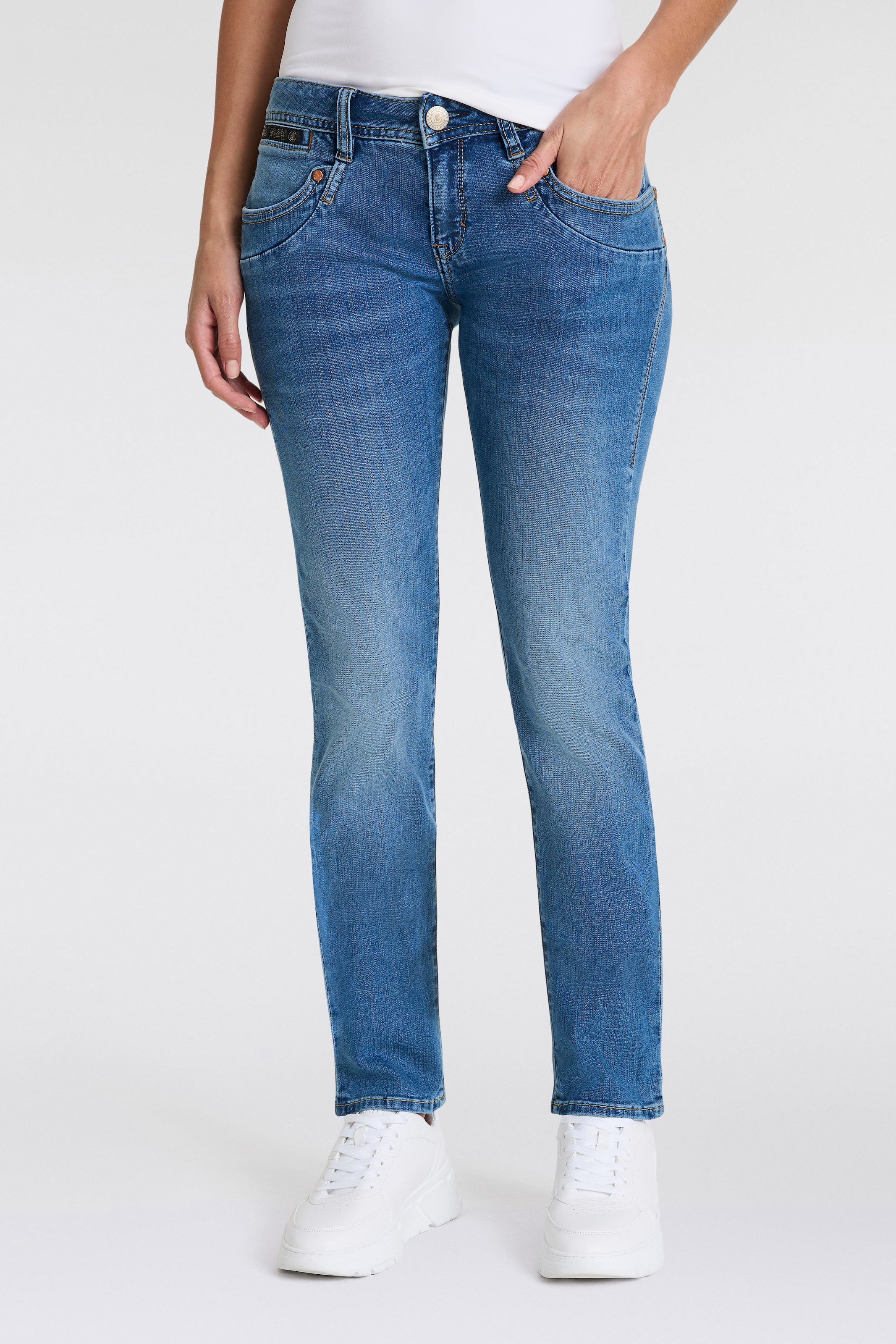 Herrlicher Slim-fit-Jeans »Piper Slim Organic Denim«, mit Logoknöpfen an den Gesässtaschen