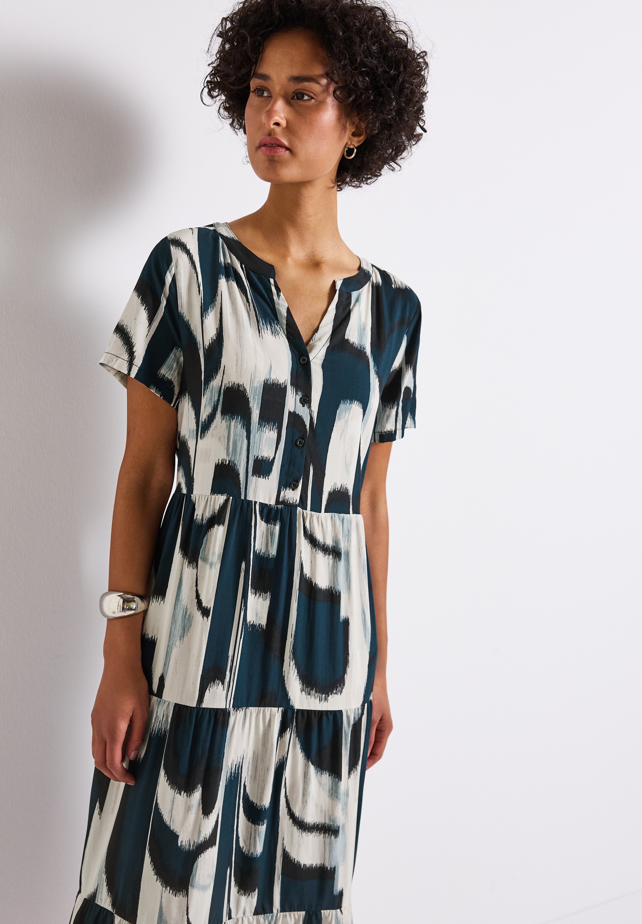 STREET ONE Volantkleid, mit grafischem Allover-Muster