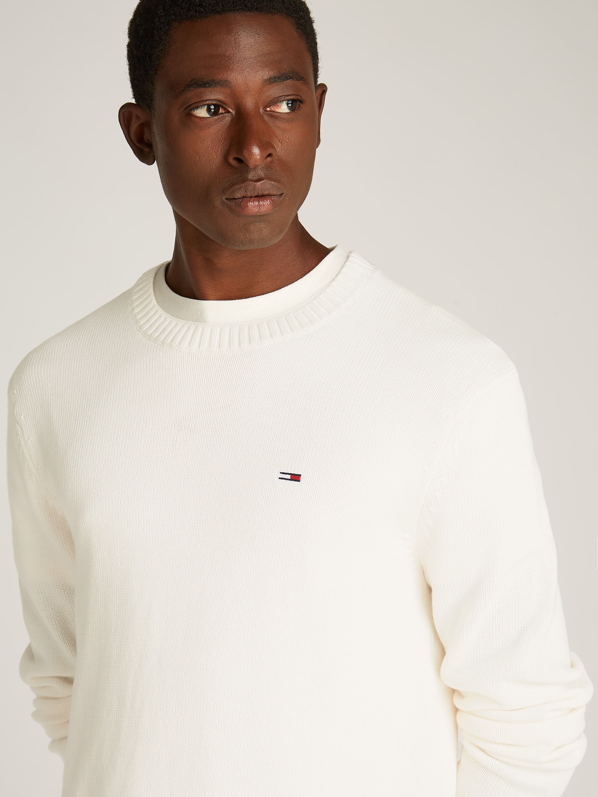 Tommy Jeans Strickpullover »TJM SLIM ESSNTLS C-NECK SWEATER«, mit Markenlogo auf der Brust