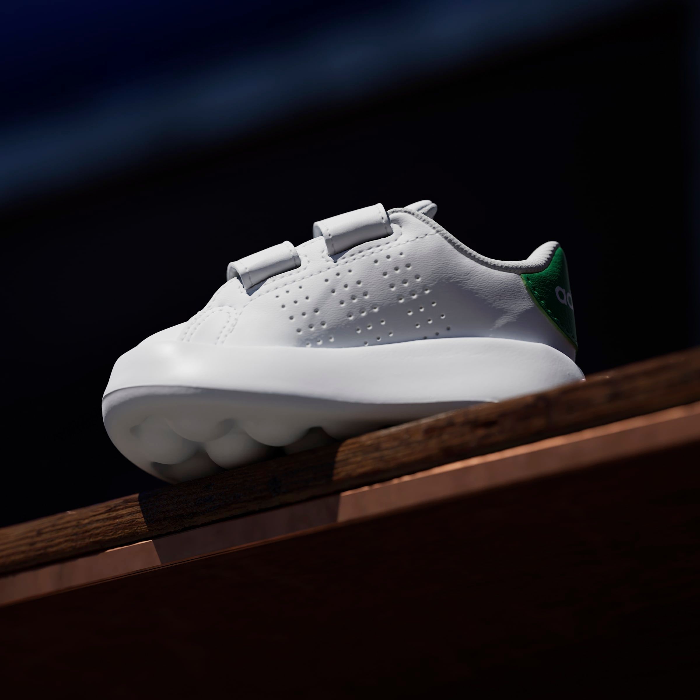 adidas Sportswear Klettschuh »ADVANTAGE KIDS«, Design auf den Spuren des adidas Stan Smith, für Kinder