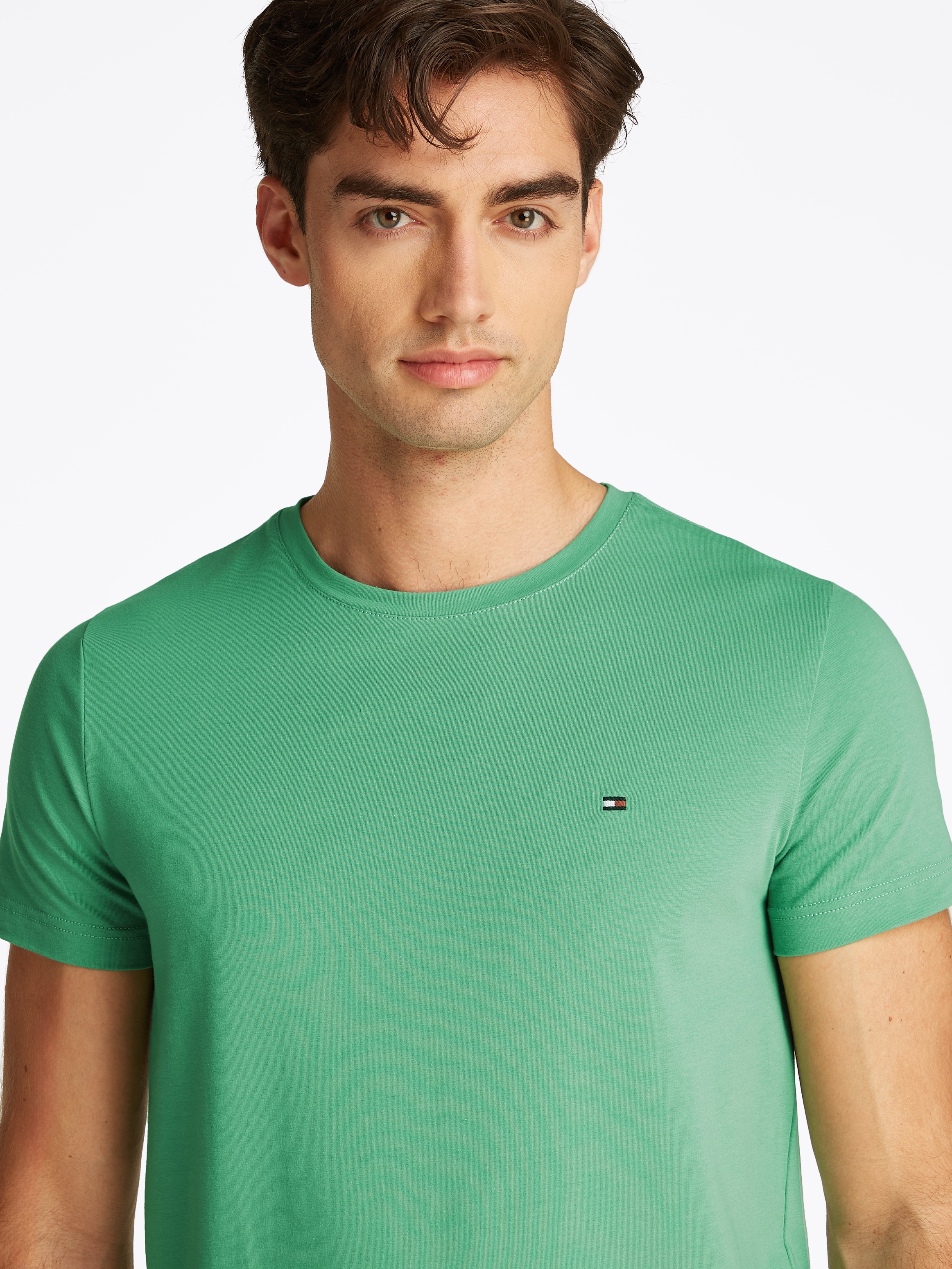 Tommy Hilfiger T-Shirt »STRETCH SLIM FIT TEE mit Rundhals und Logostickerei«, unifarben, casual, slim fit, Baumwollmix, Rundhals