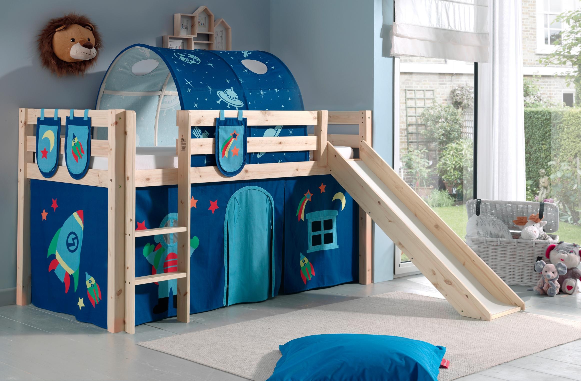 Vipack Hochbett »Pino, Spielbett massiv Kiefer, stabil gebaut, 3 Korpusfarben zur Wahl« inkl. Rolllattenrost, Leiter und Absturzschutz, mit oder ohne Rutsche, Textil-Set "Astronaut", inkl. Vorhang, mit oder ohne Tunnel