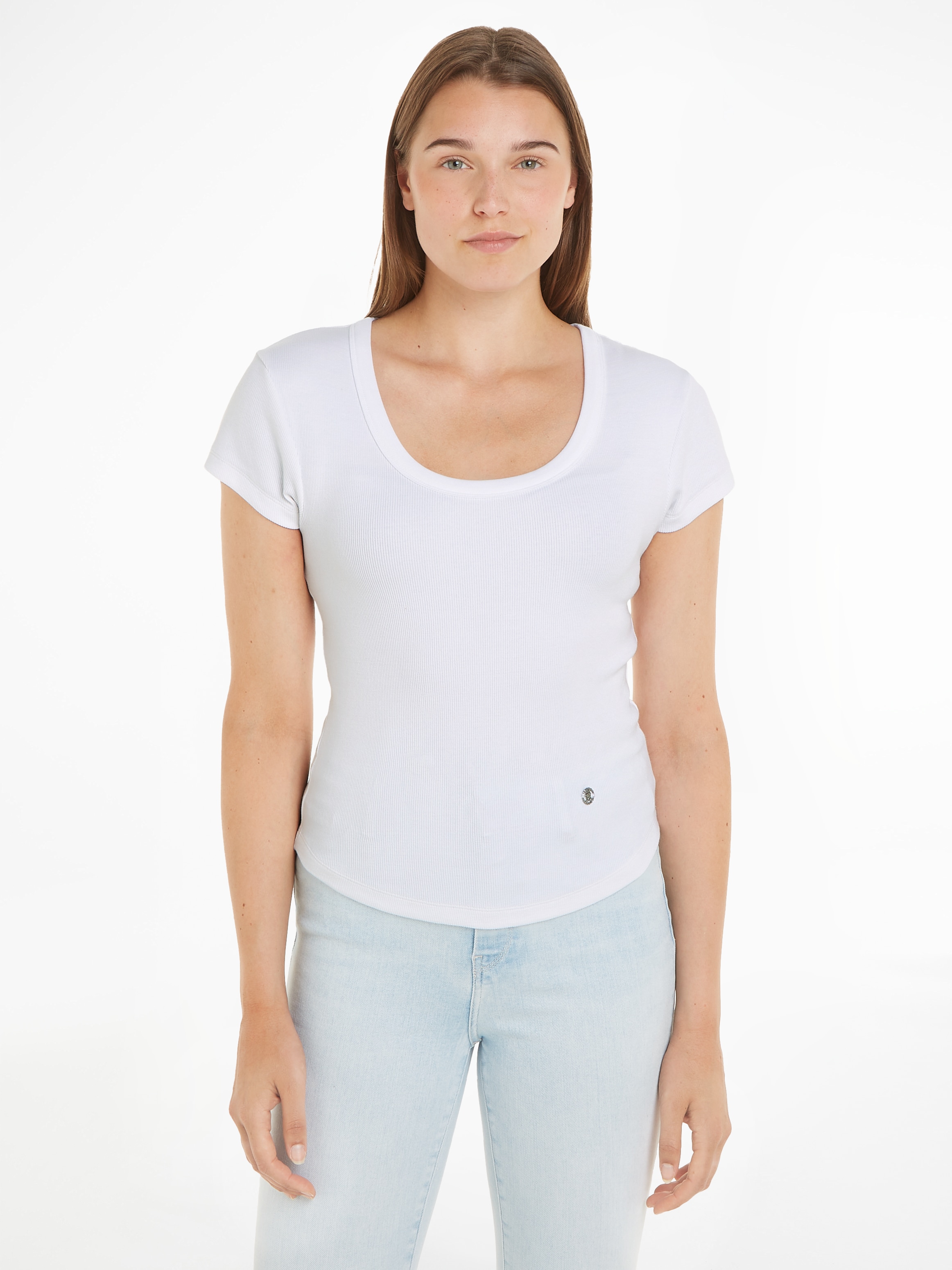 Tommy Hilfiger T-Shirt »SLIM RIB SCOOP NK CAP SLV« mit Metalllabel
