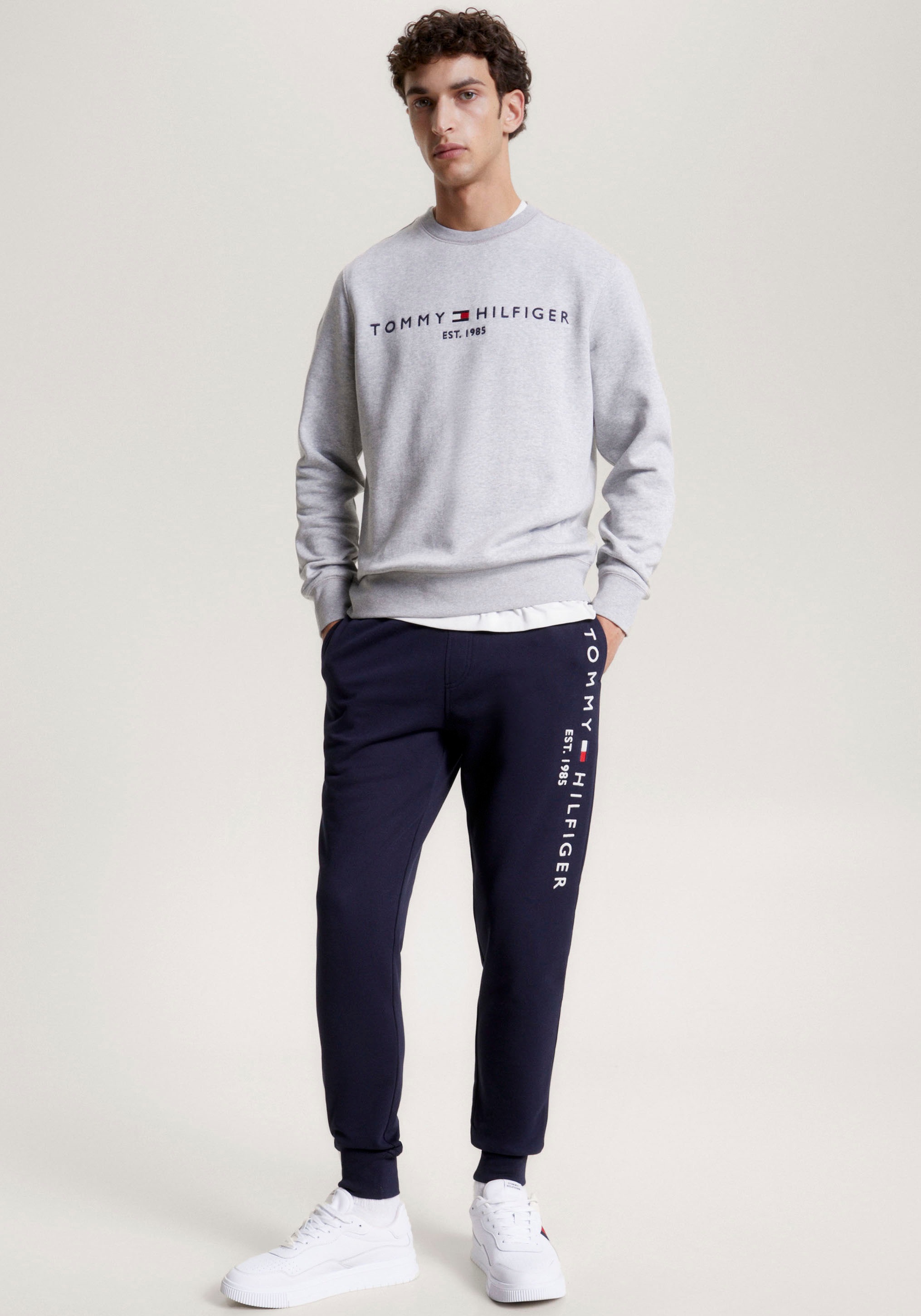 Tommy Hilfiger Sweatshirt »TOMMY LOGO SWEATSHIRT mit Rundhals und Stickerei«, unifarben, casual, regular fit, Baumwollmix, Rundhals